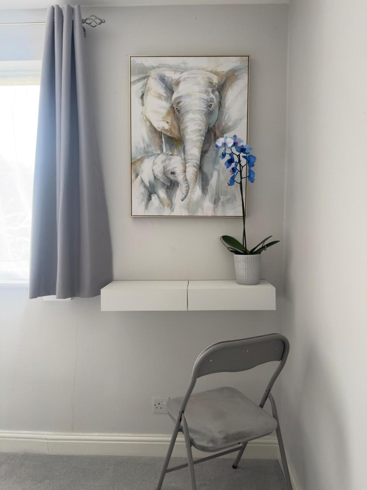 Zone 2 Modern 1 bed Flat with Seperate Office