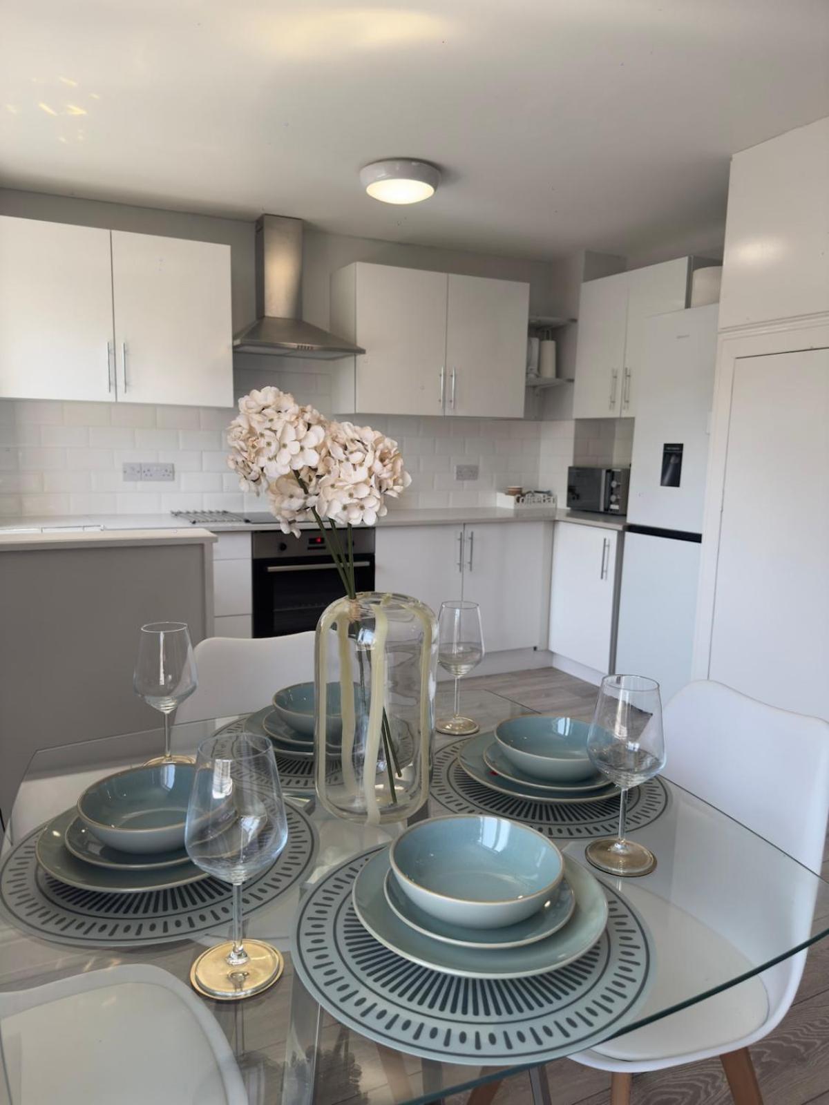 Zone 2 Modern 1 bed Flat with Seperate Office