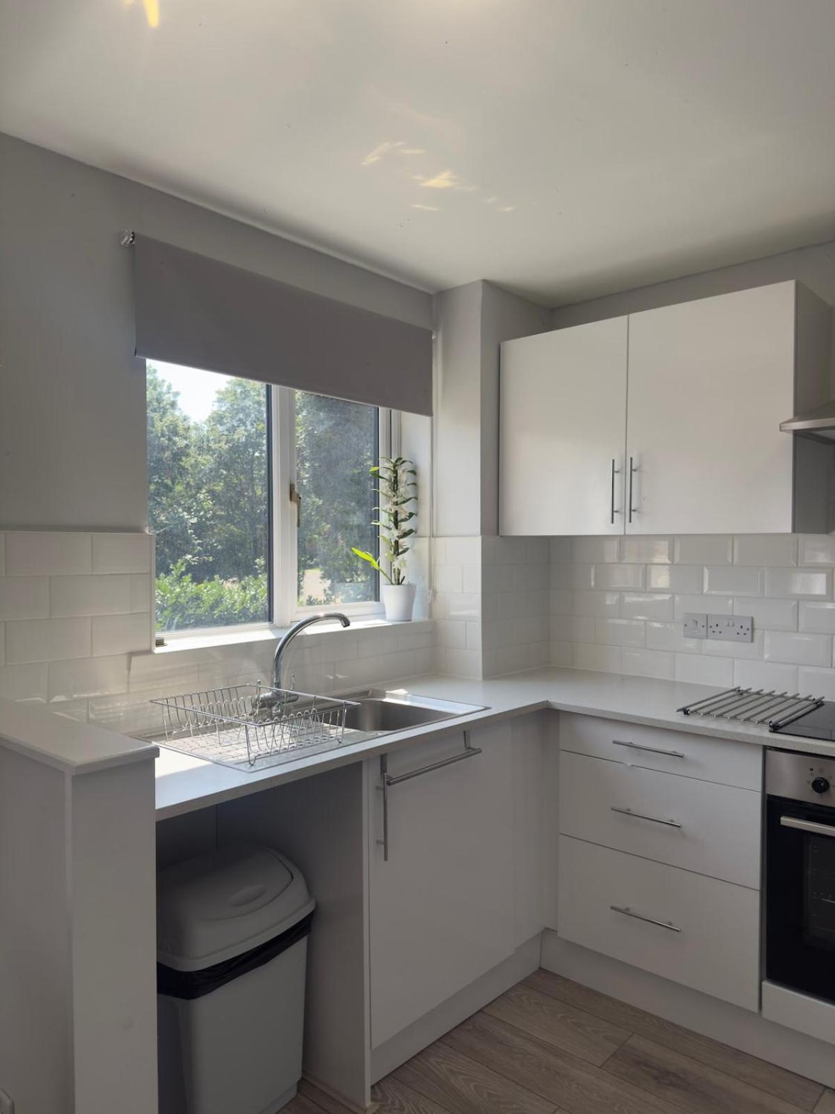 Zone 2 Modern 1 bed Flat with Seperate Office