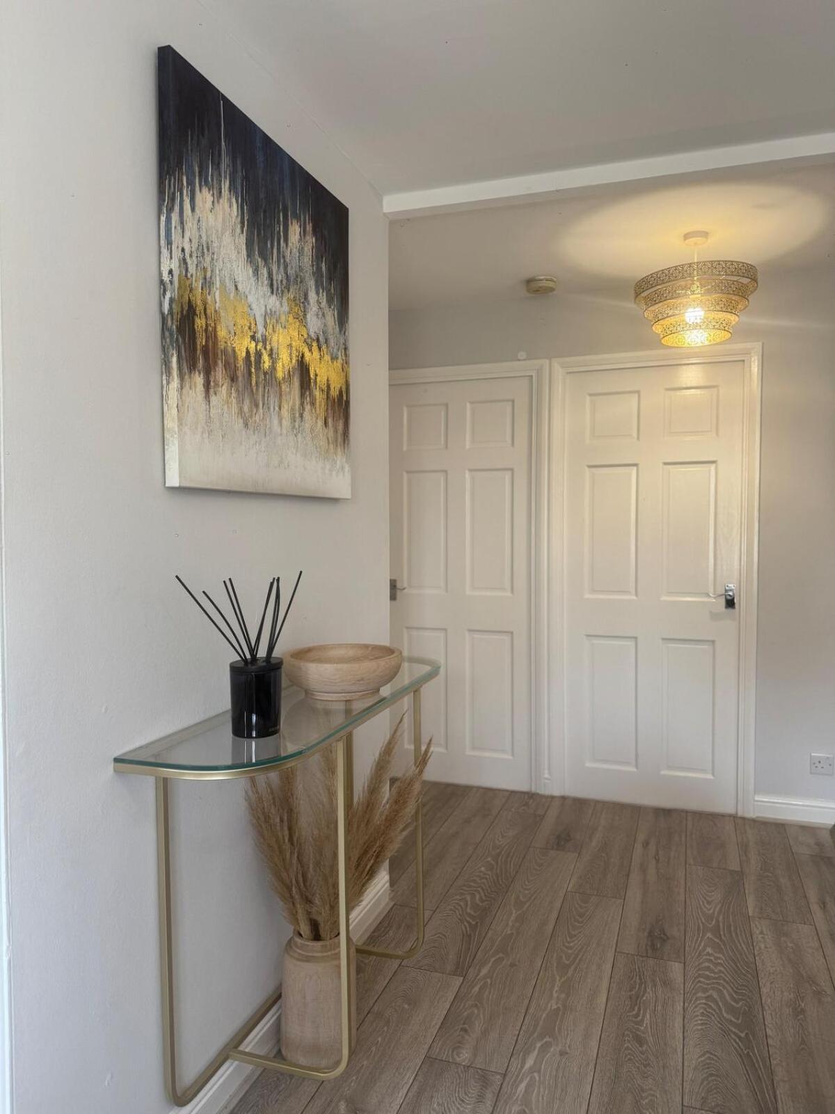 Zone 2 Modern 1 bed Flat with Seperate Office