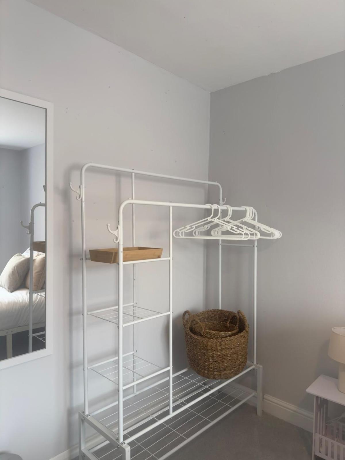 Zone 2 Modern 1 bed Flat with Seperate Office