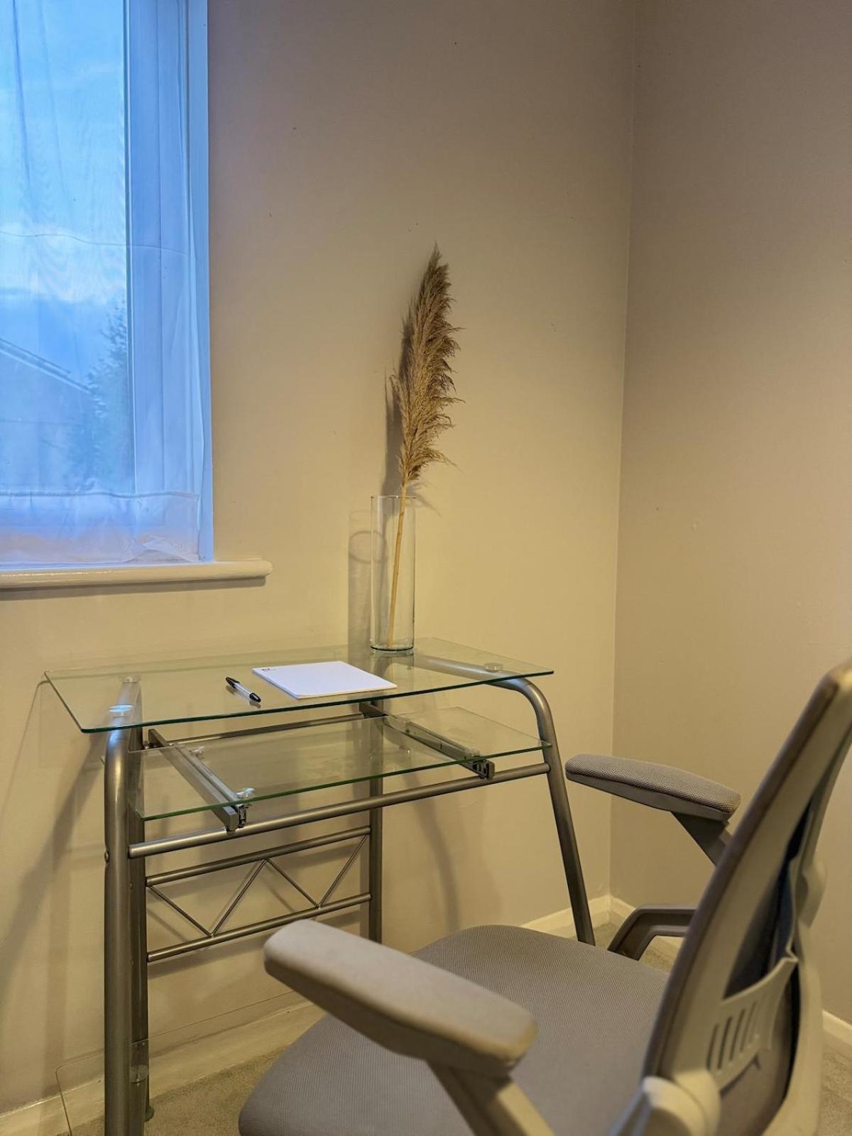 Zone 2 Modern 1 bed Flat with Seperate Office