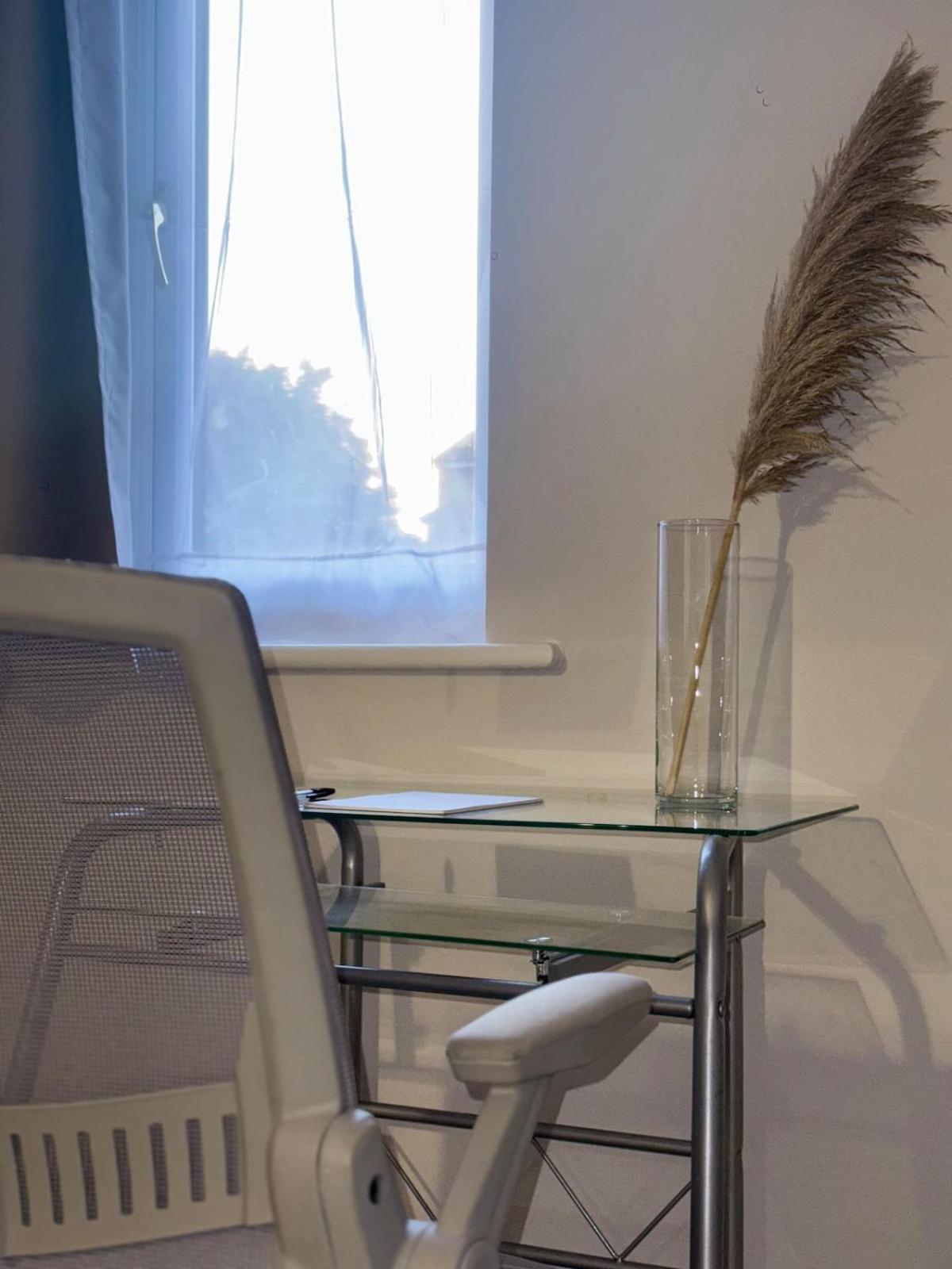 Zone 2 Modern 1 bed Flat with Seperate Office