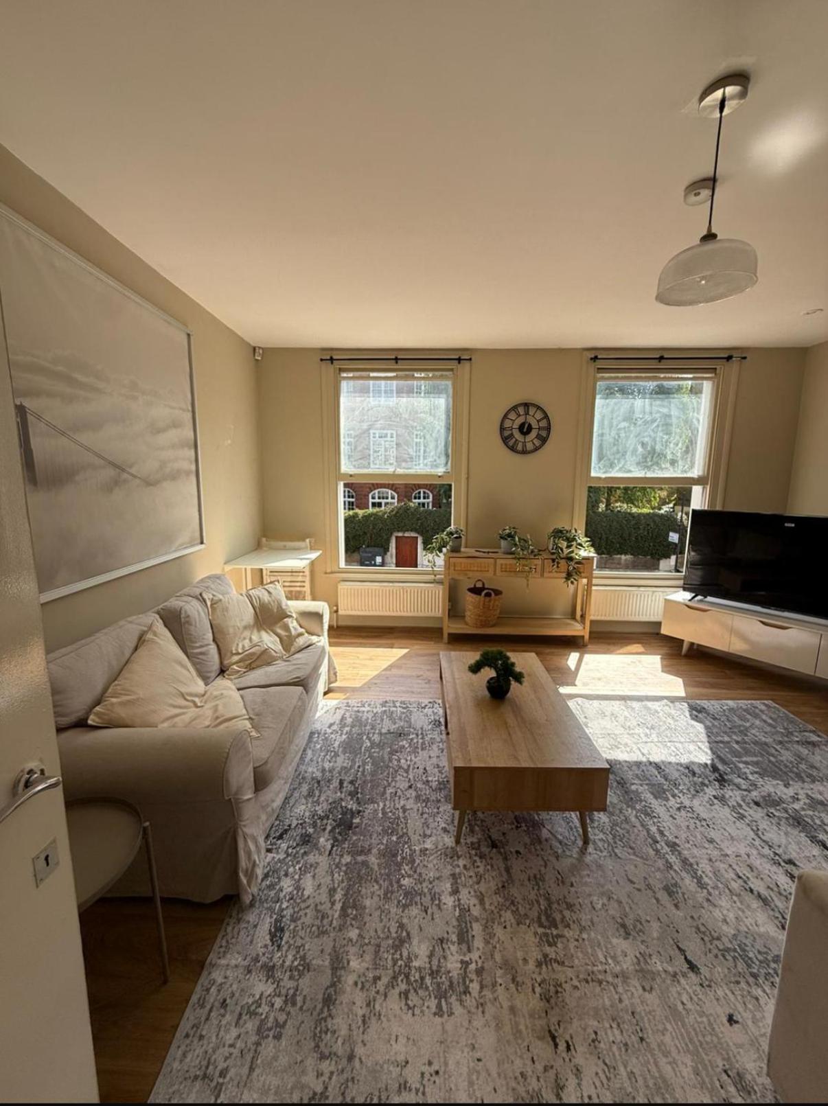 Stokey Skyline Retreat With Balcony