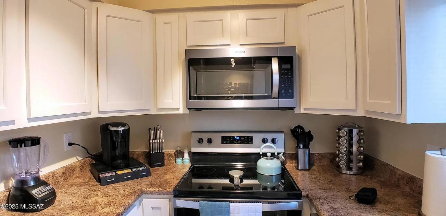 Charming 1-bed apt, cook-ready kitchen, laundry, 5-8 mins to U of A and Downtown