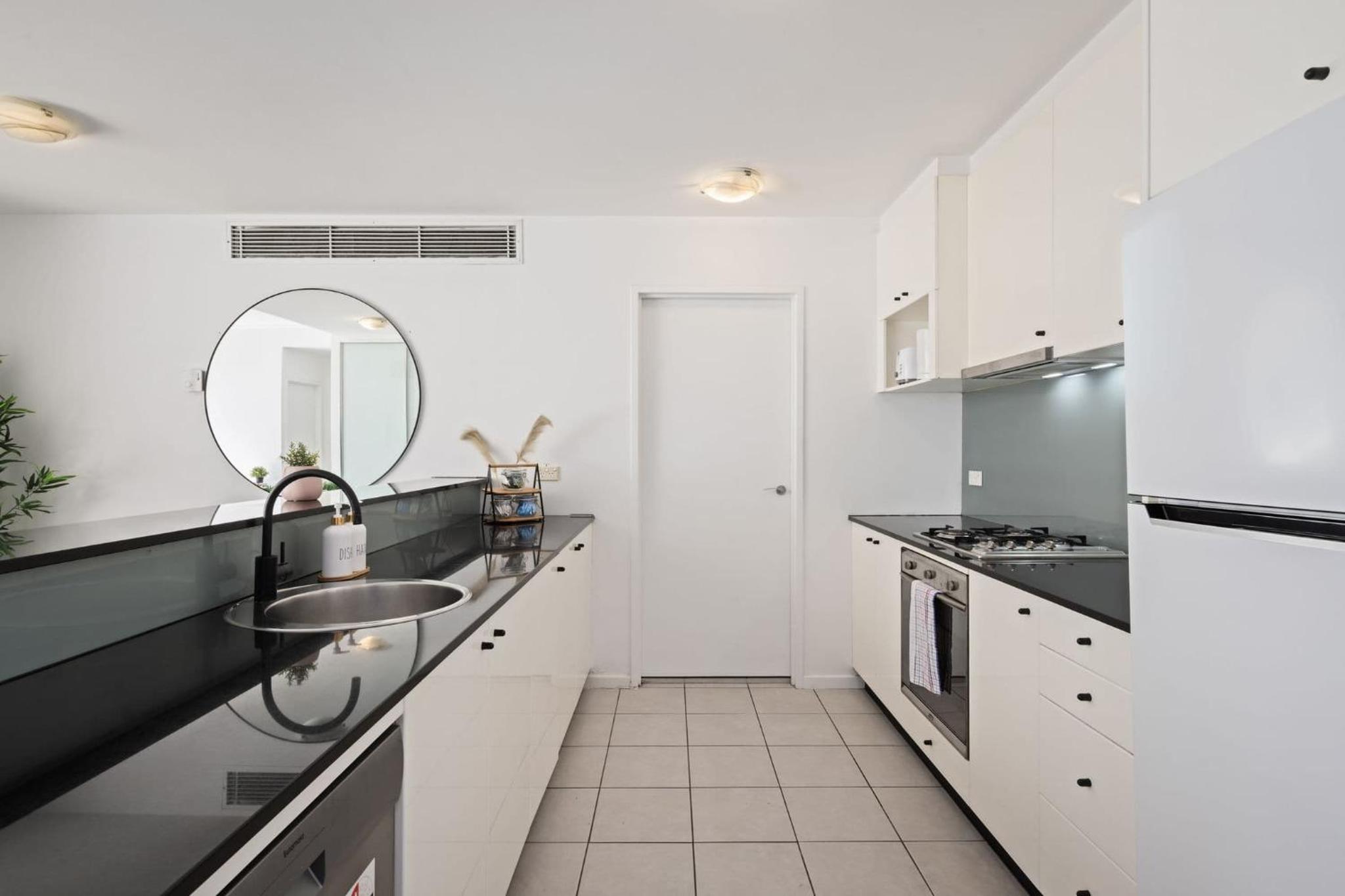 Stylish 2BR Apt Overlooking Darling Harbour