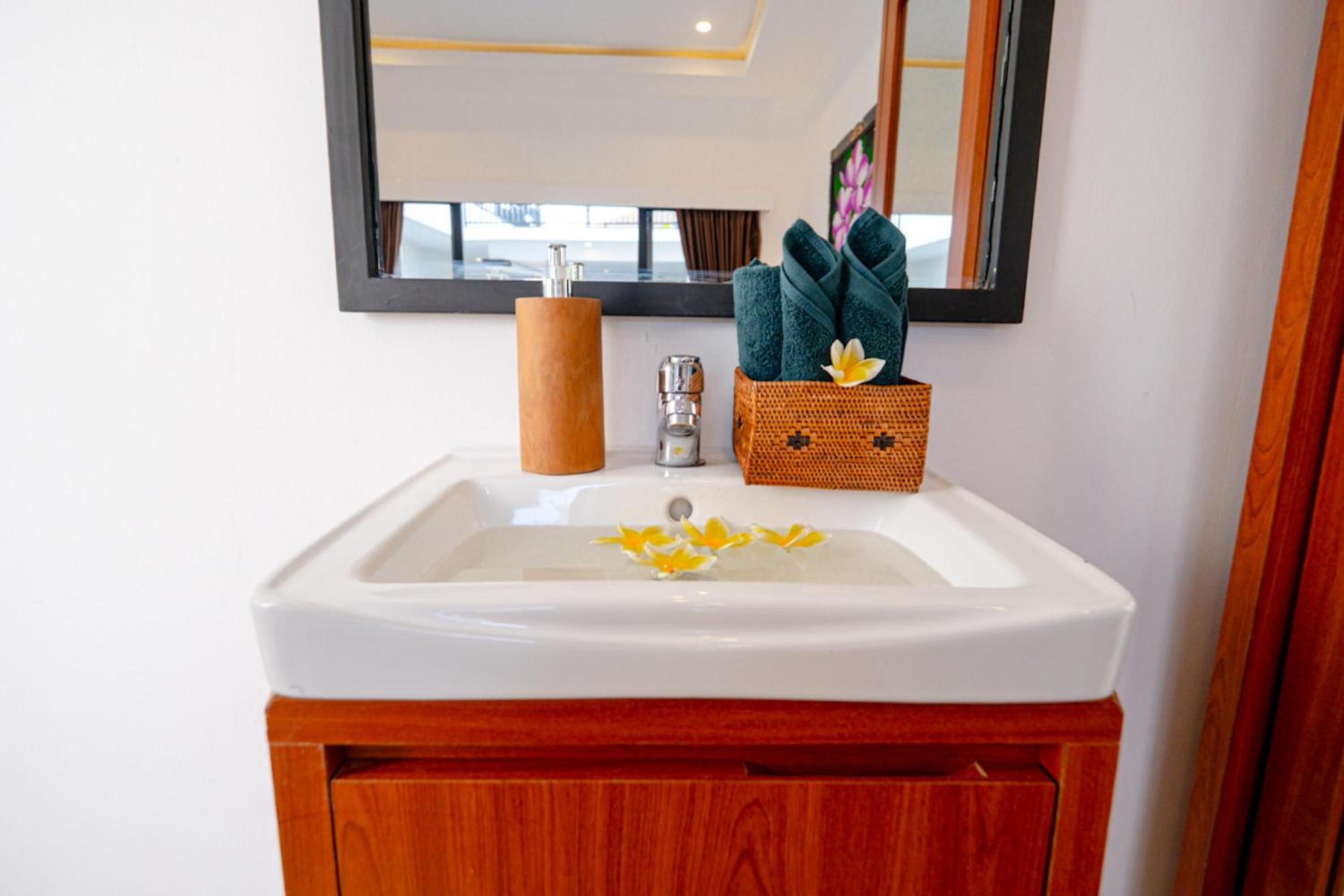 Crystal Flow Guest House & Apartment Canggu