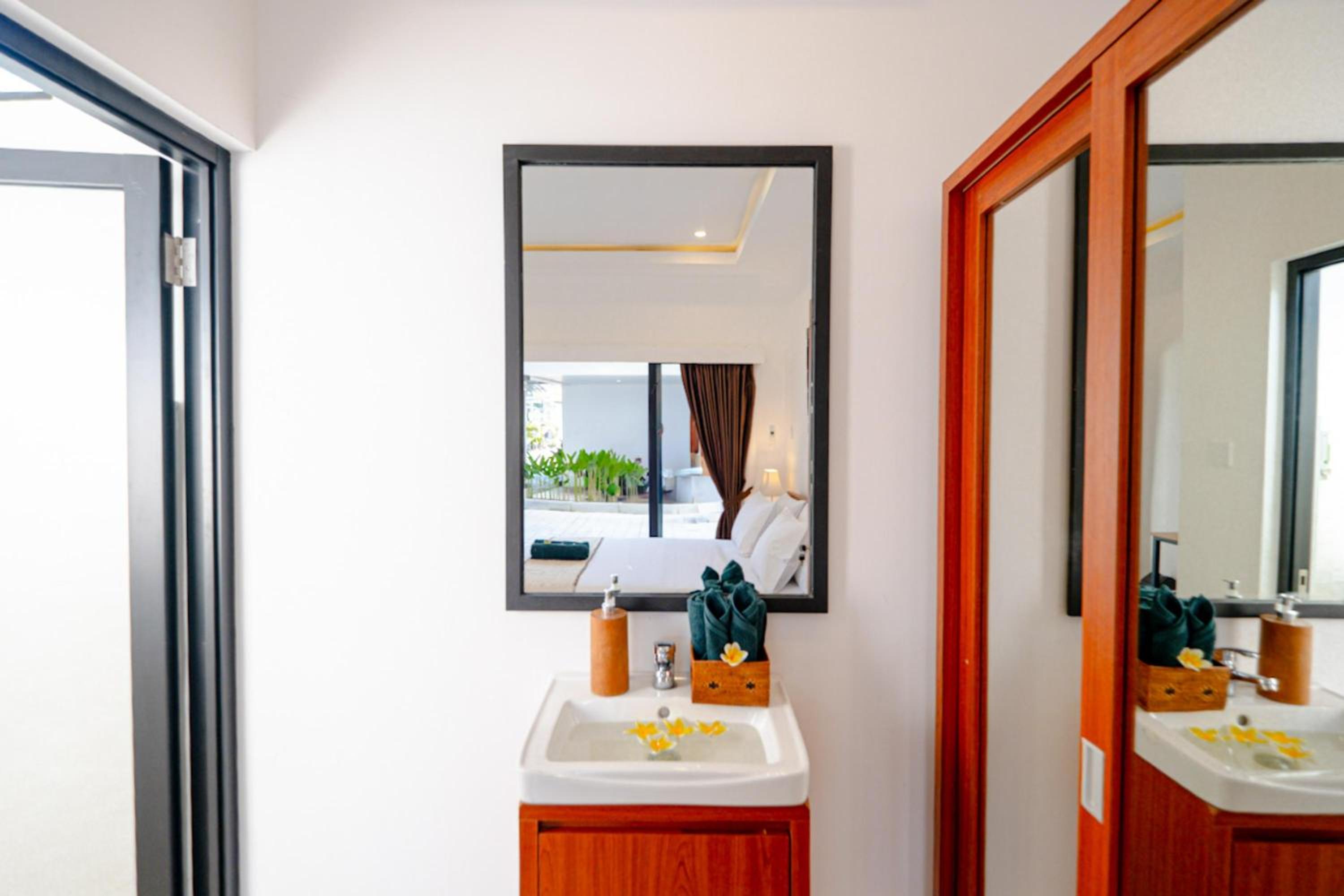Crystal Flow Guest House & Apartment Canggu