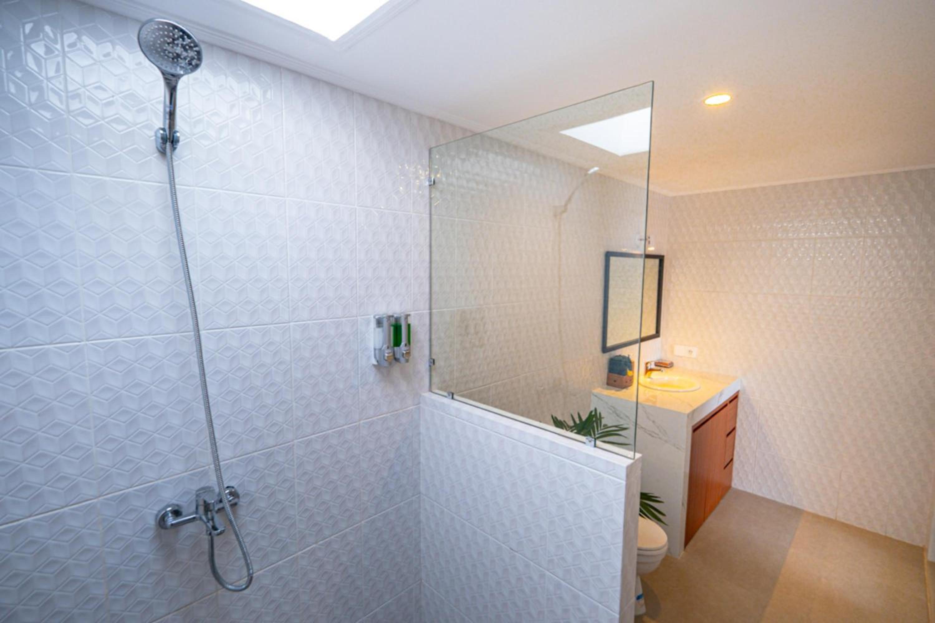 Crystal Flow Guest House & Apartment Canggu