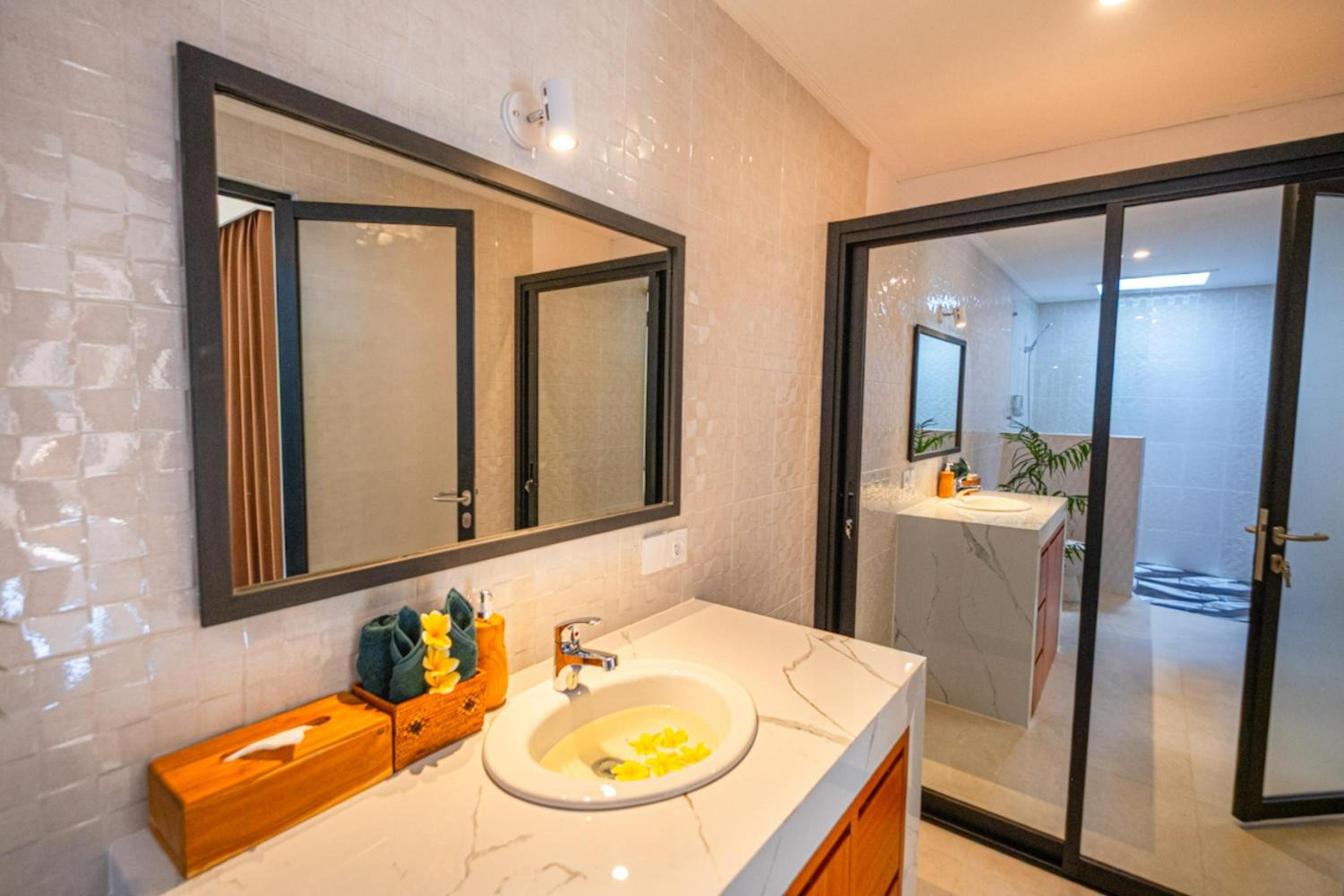 Crystal Flow Guest House & Apartment Canggu