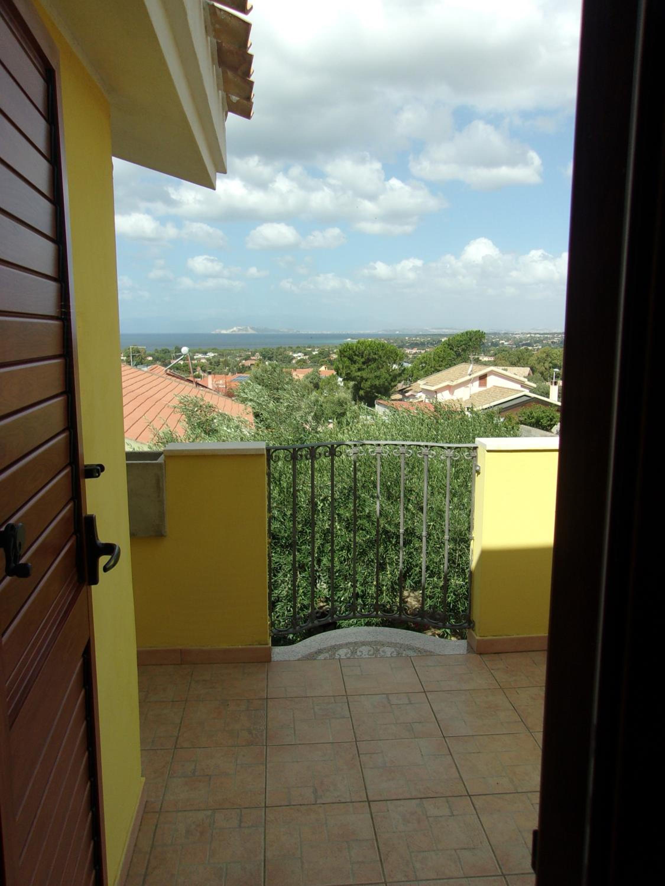 Artistika Golden Apartment