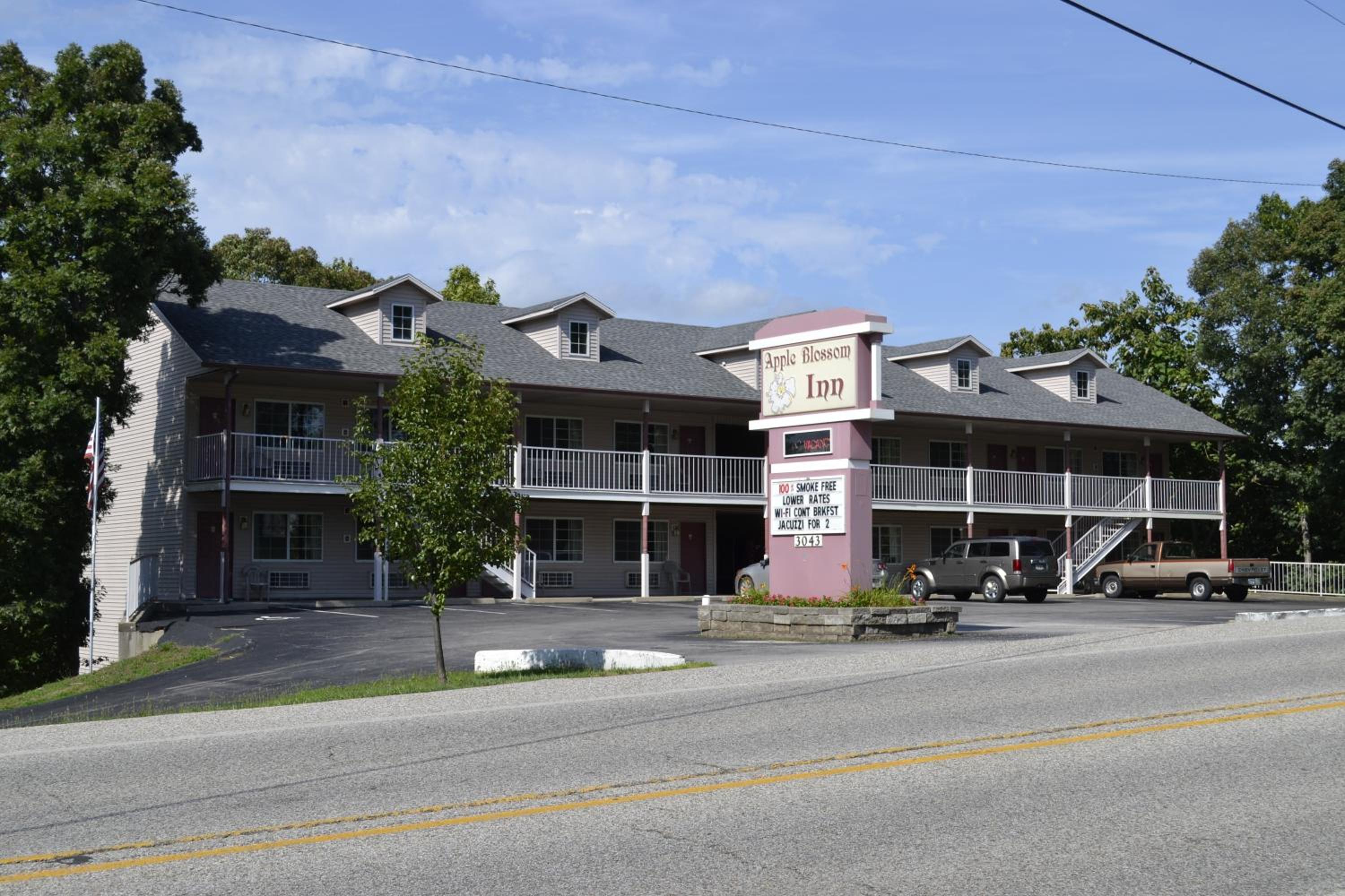 Hotel Apple Blossom Inn - Image 1