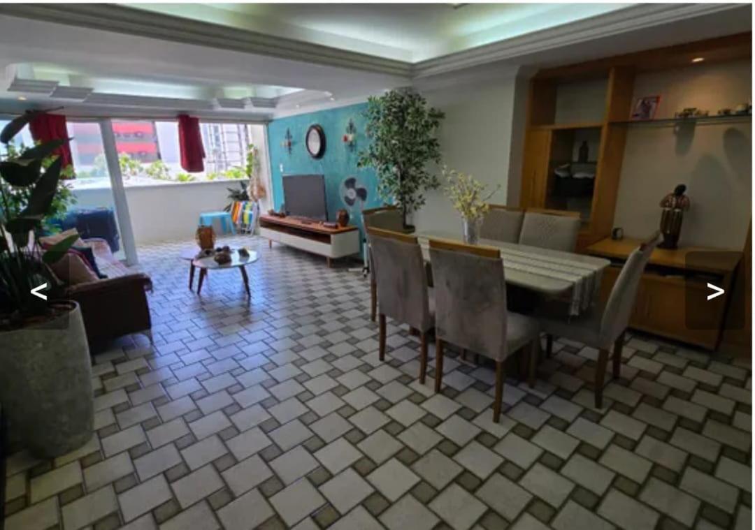 Quartos em Maceio à 100m da praia de Jatiuca, 3 banheiros, 3 quartos um em suite com 1 cama casal, 2 quartos com 2 camas solteiros cada quarto,