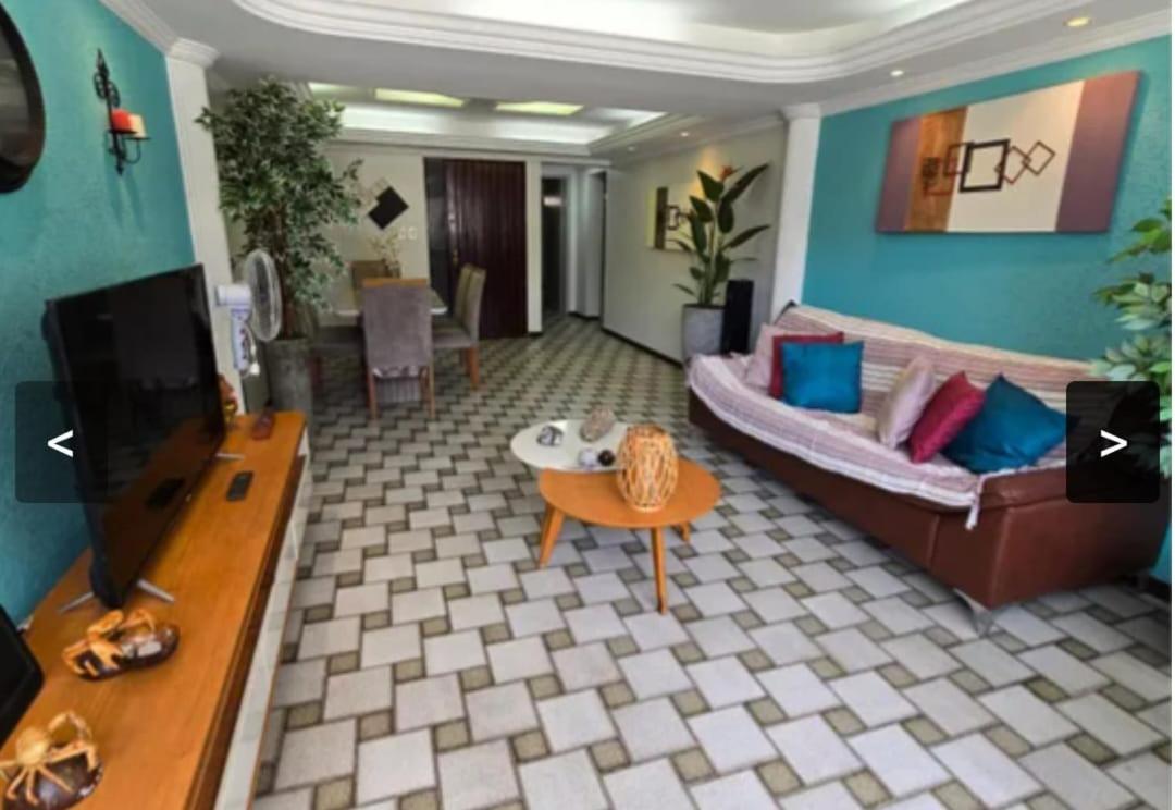 Quartos em Maceio à 100m da praia de Jatiuca, 3 banheiros, 3 quartos um em suite com 1 cama casal, 2 quartos com 2 camas solteiros cada quarto,