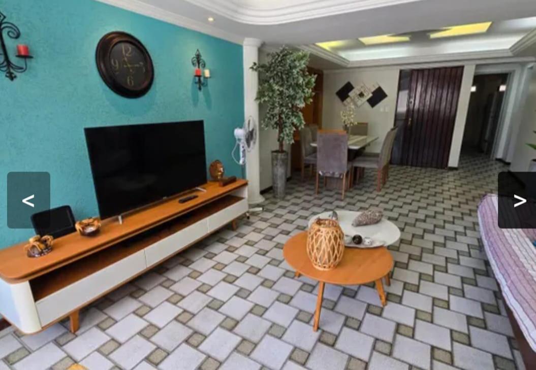 Quartos em Maceio à 100m da praia de Jatiuca, 3 banheiros, 3 quartos um em suite com 1 cama casal, 2 quartos com 2 camas solteiros cada quarto,