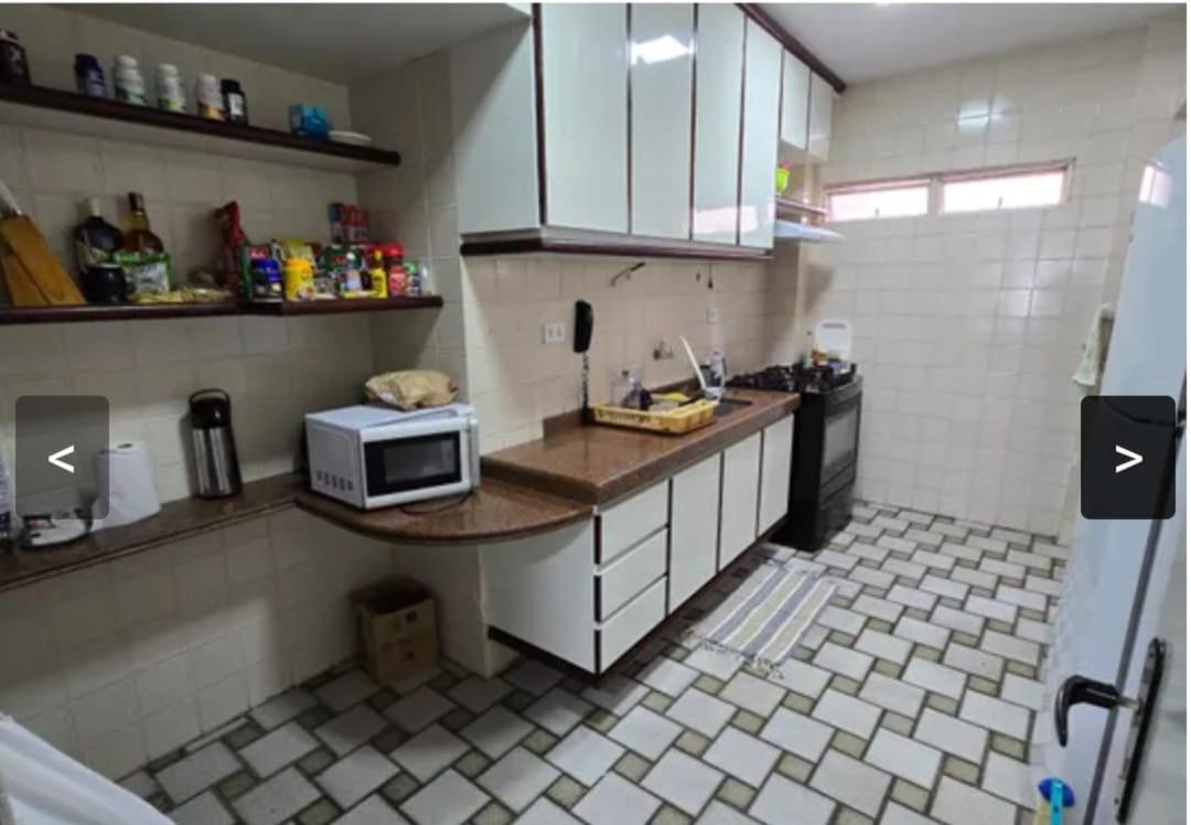 Quartos em Maceio à 100m da praia de Jatiuca, 3 banheiros, 3 quartos um em suite com 1 cama casal, 2 quartos com 2 camas solteiros cada quarto,