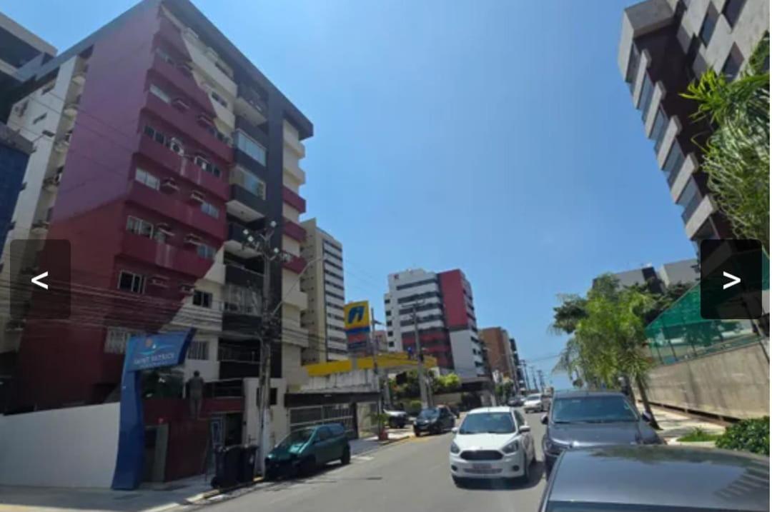 Quartos em Maceio à 100m da praia de Jatiuca, 3 banheiros, 3 quartos um em suite com 1 cama casal, 2 quartos com 2 camas solteiros cada quarto,