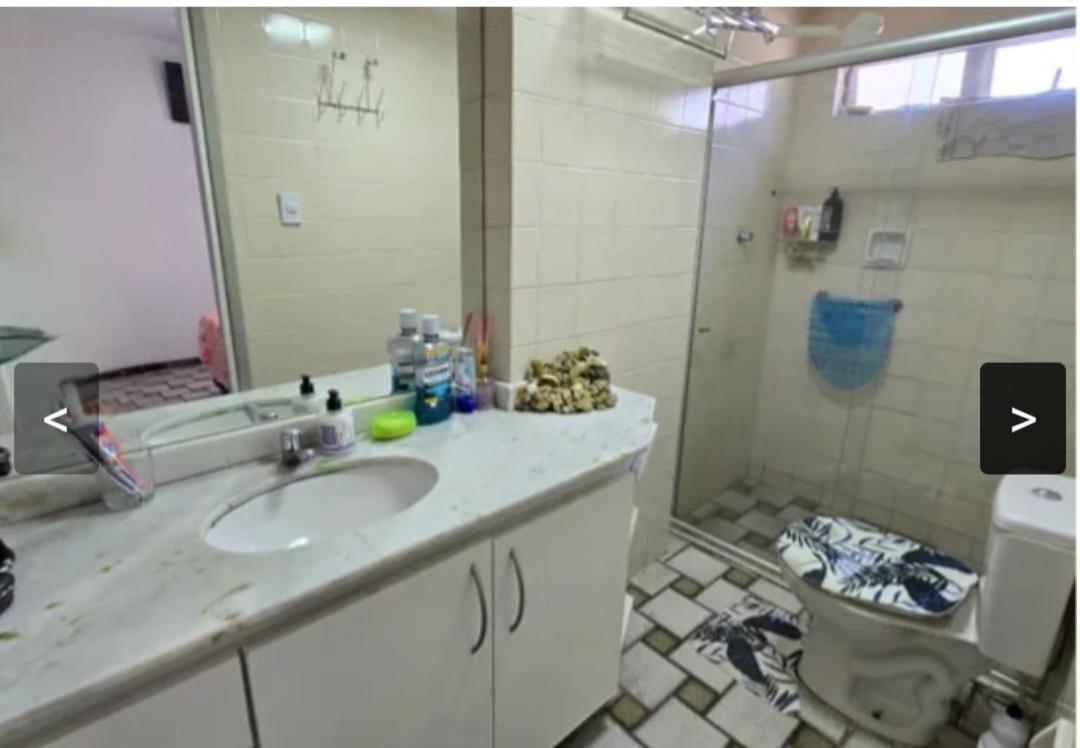 Quartos em Maceio à 100m da praia de Jatiuca, 3 banheiros, 3 quartos um em suite com 1 cama casal, 2 quartos com 2 camas solteiros cada quarto,