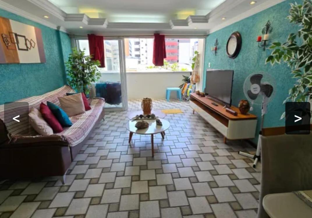 Quartos em Maceio à 100m da praia de Jatiuca, 3 banheiros, 3 quartos um em suite com 1 cama casal, 2 quartos com 2 camas solteiros cada quarto,