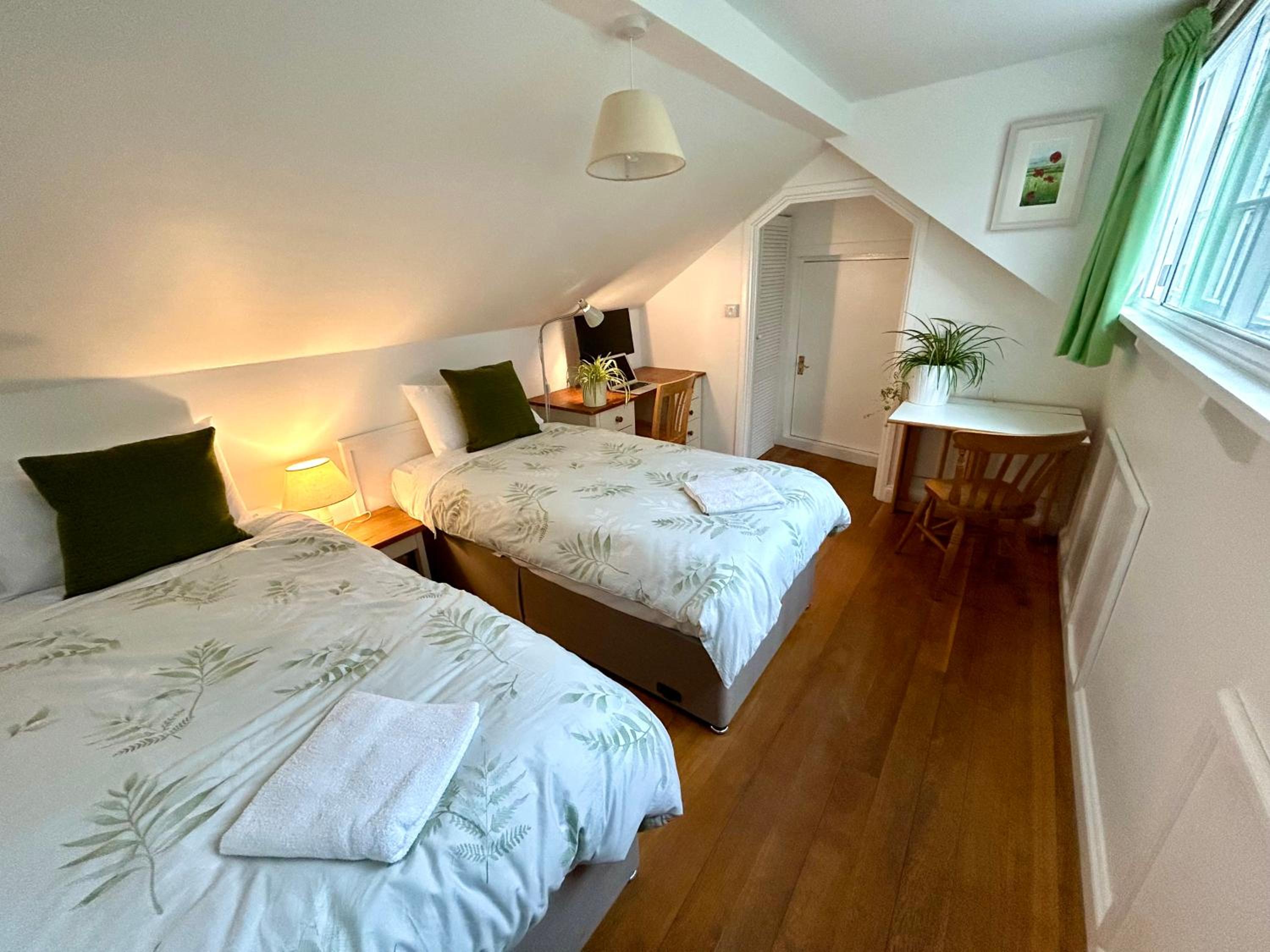 Apartment above Samantha Dadd Art Studio - in the Cotswolds