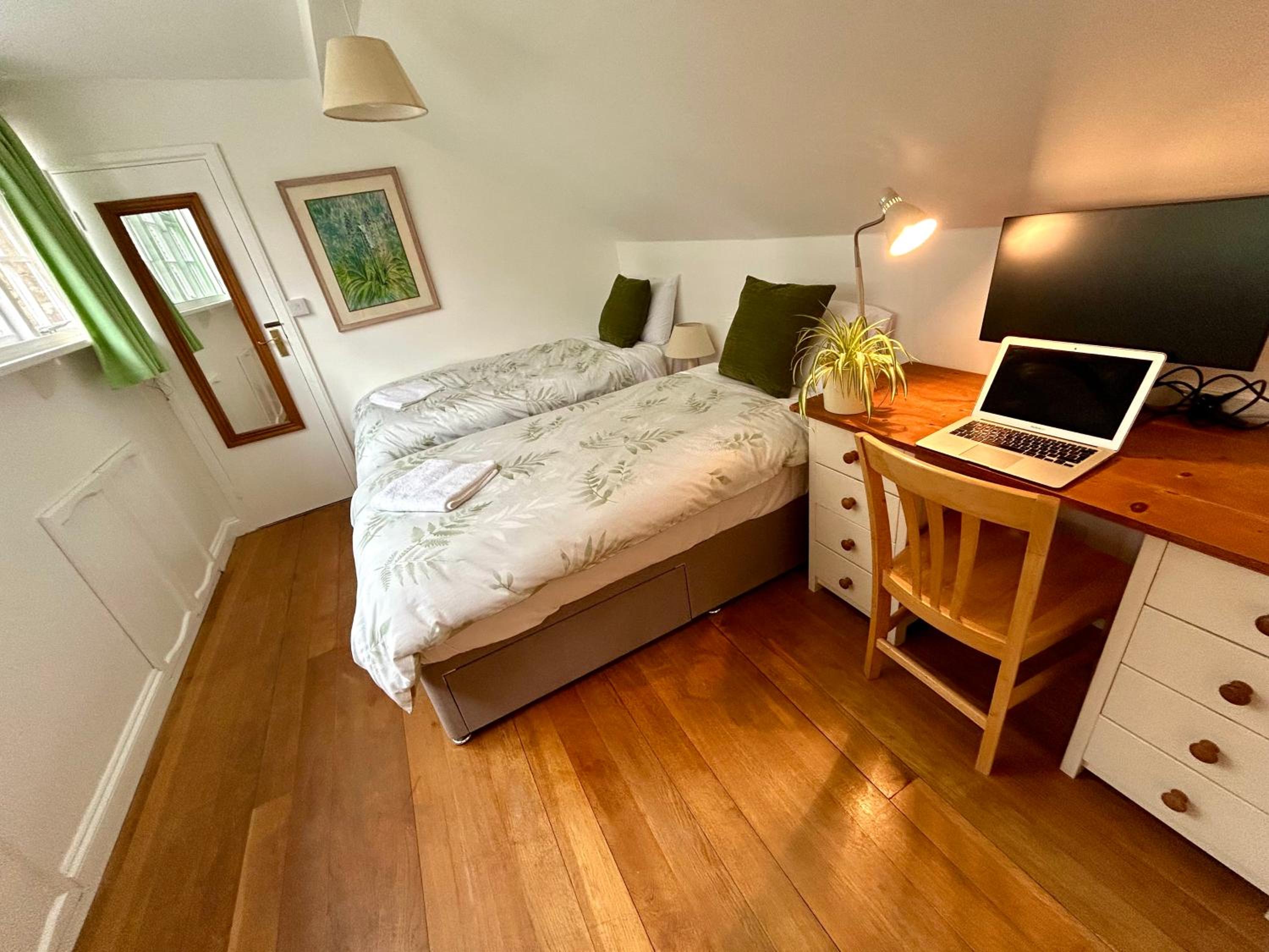 Apartment above Samantha Dadd Art Studio - in the Cotswolds