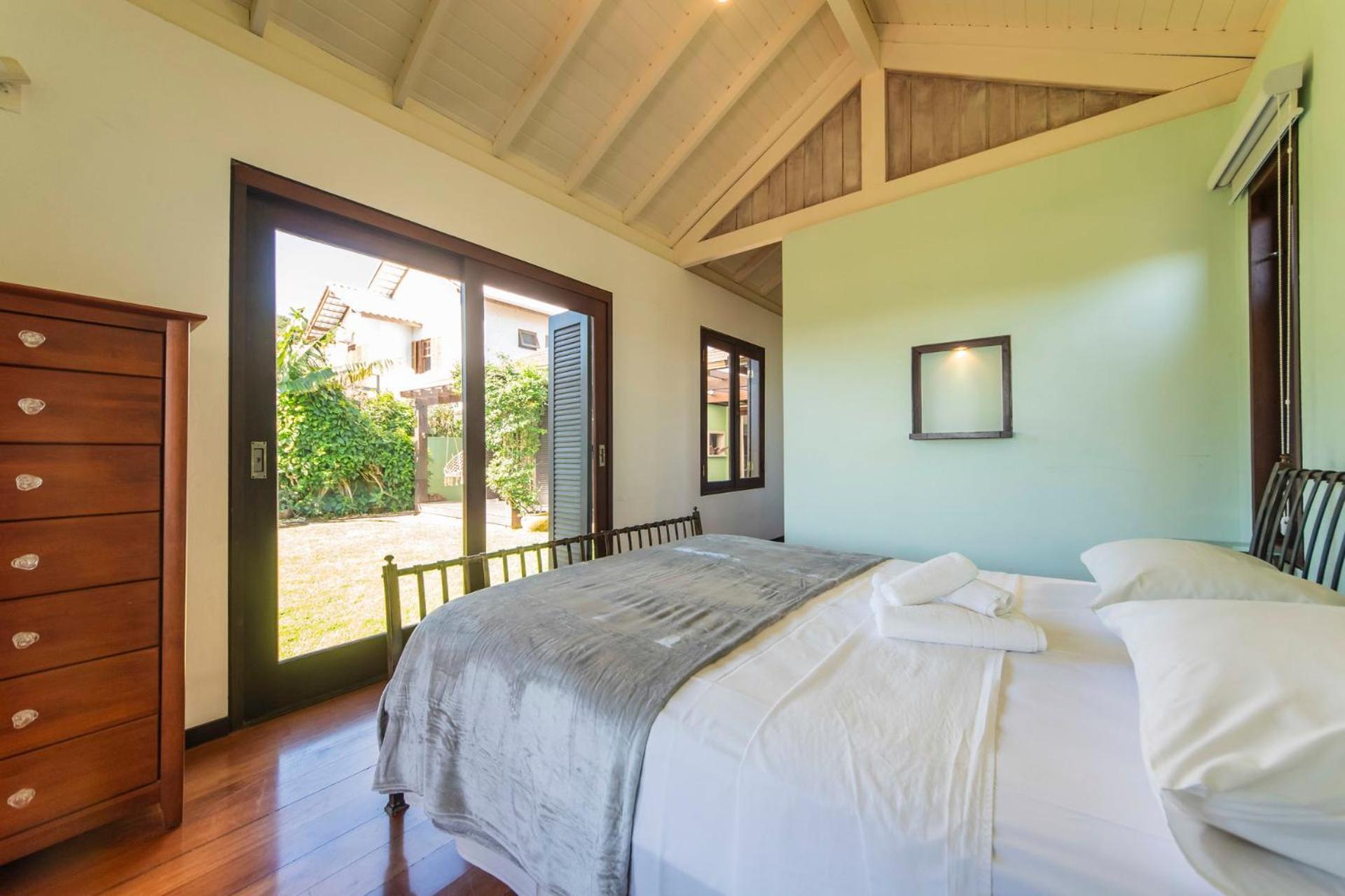 Casa ampla c/ jardim e churrasqueira BK3156