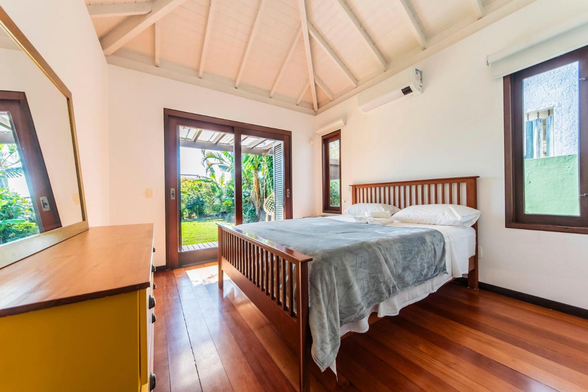 Casa ampla c/ jardim e churrasqueira BK3156