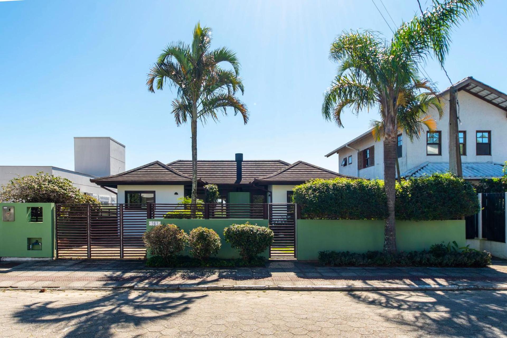 Casa ampla c/ jardim e churrasqueira BK3156