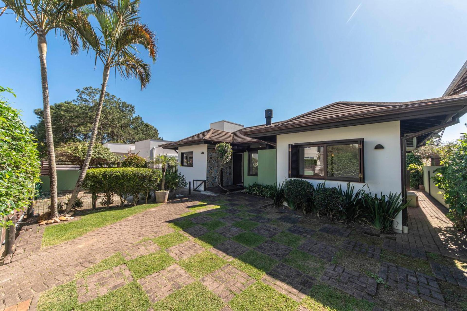 Casa ampla c/ jardim e churrasqueira BK3156
