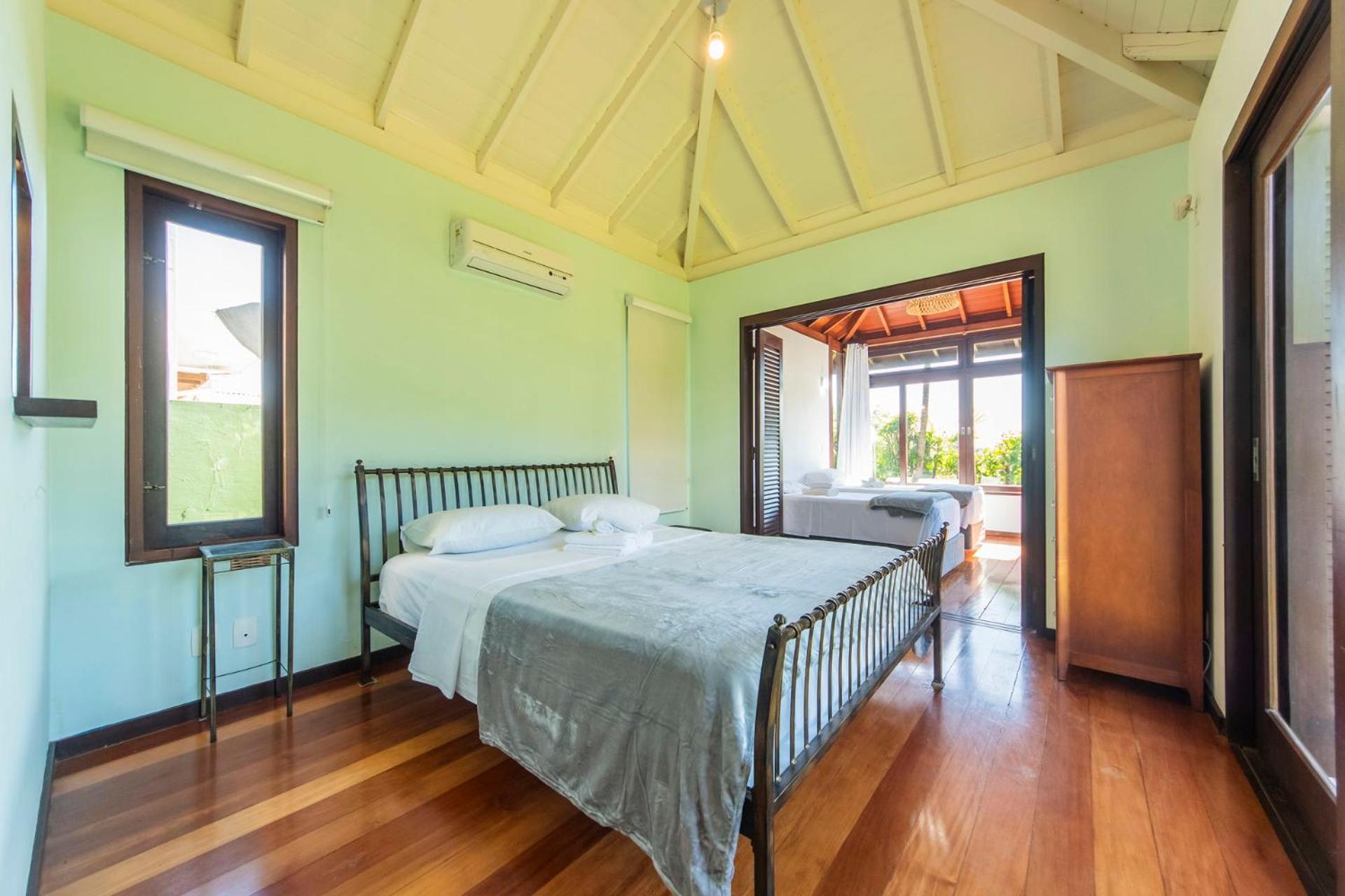 Casa ampla c/ jardim e churrasqueira BK3156