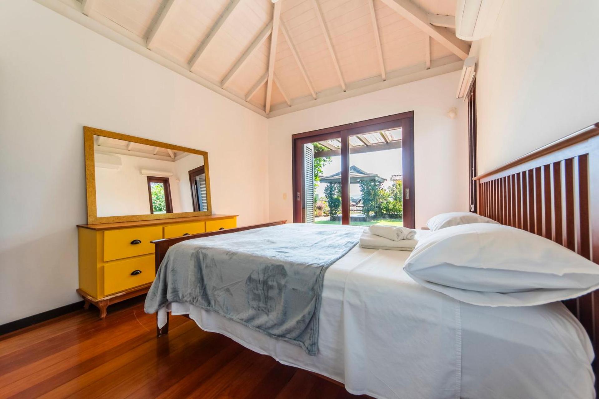 Casa ampla c/ jardim e churrasqueira BK3156
