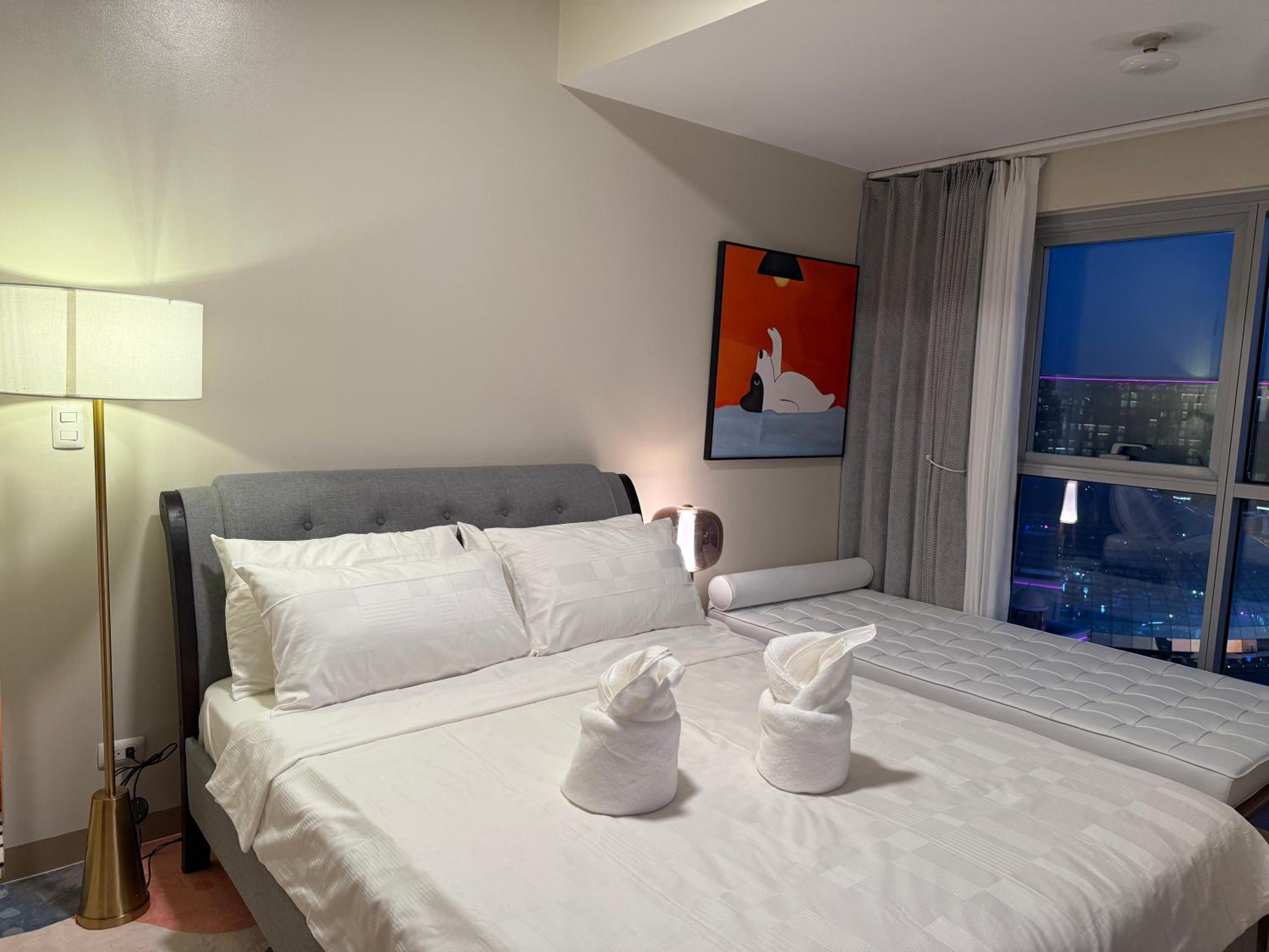 Luxurious Style Apartment cross to Okada and near City of Dreams, Solaire, MOA, and Airport