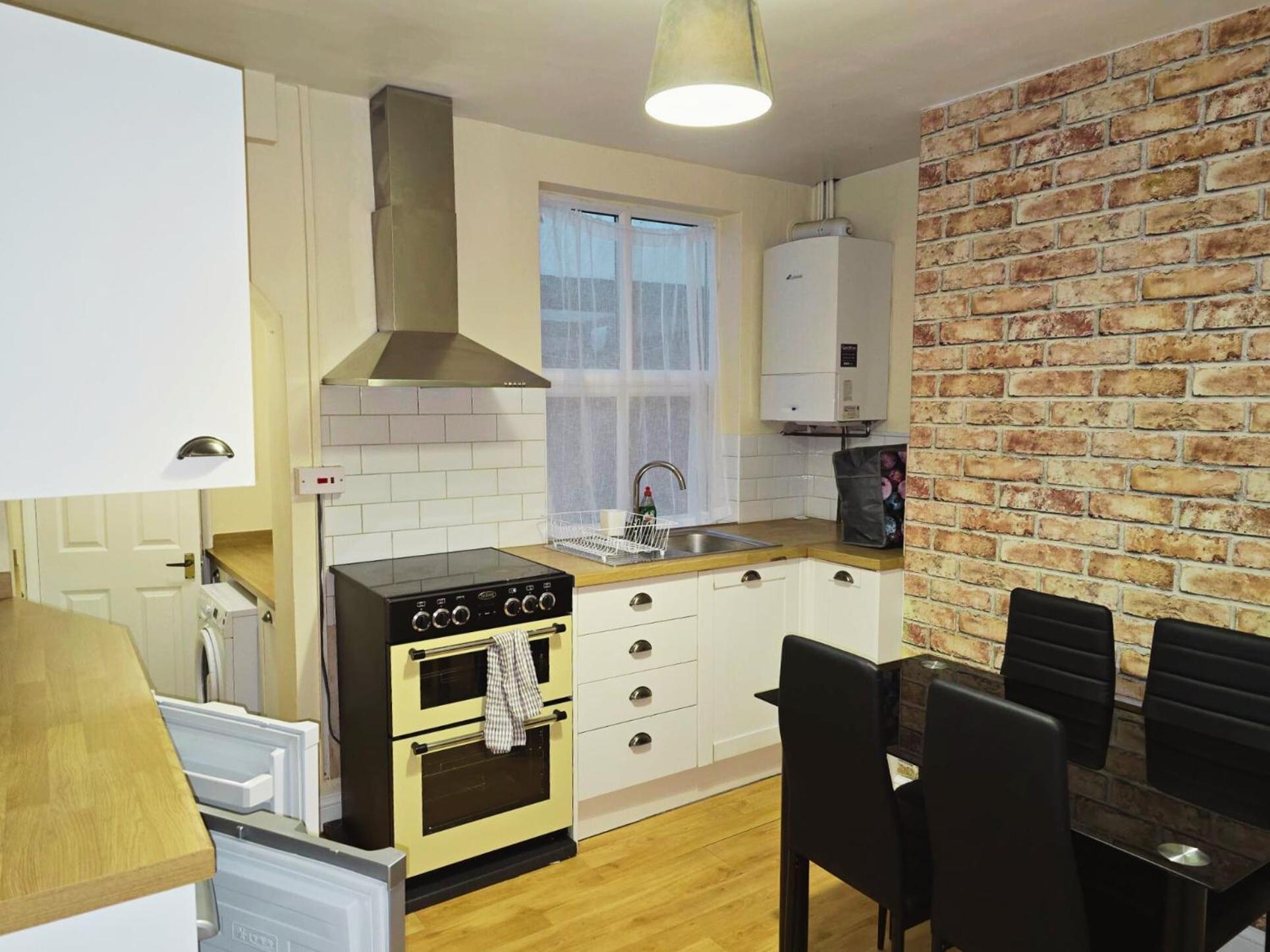 Modern Townhouse - Entire Home, Walk to Station Shops - Perfect for Groups