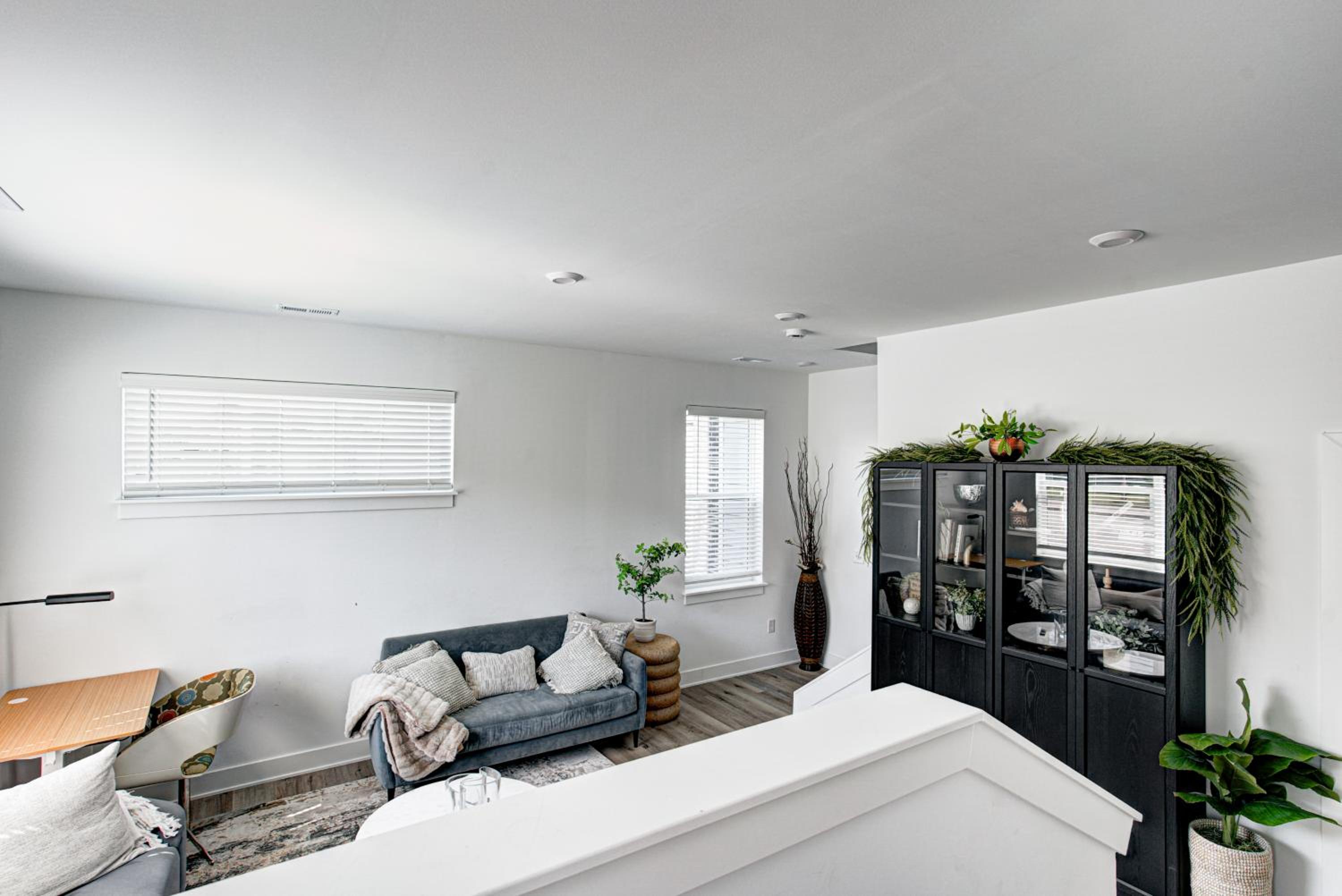 Downtown 1 mi Sleeps 6 wRooftop 3BR 4BED New built Modern Stylish Luxury
