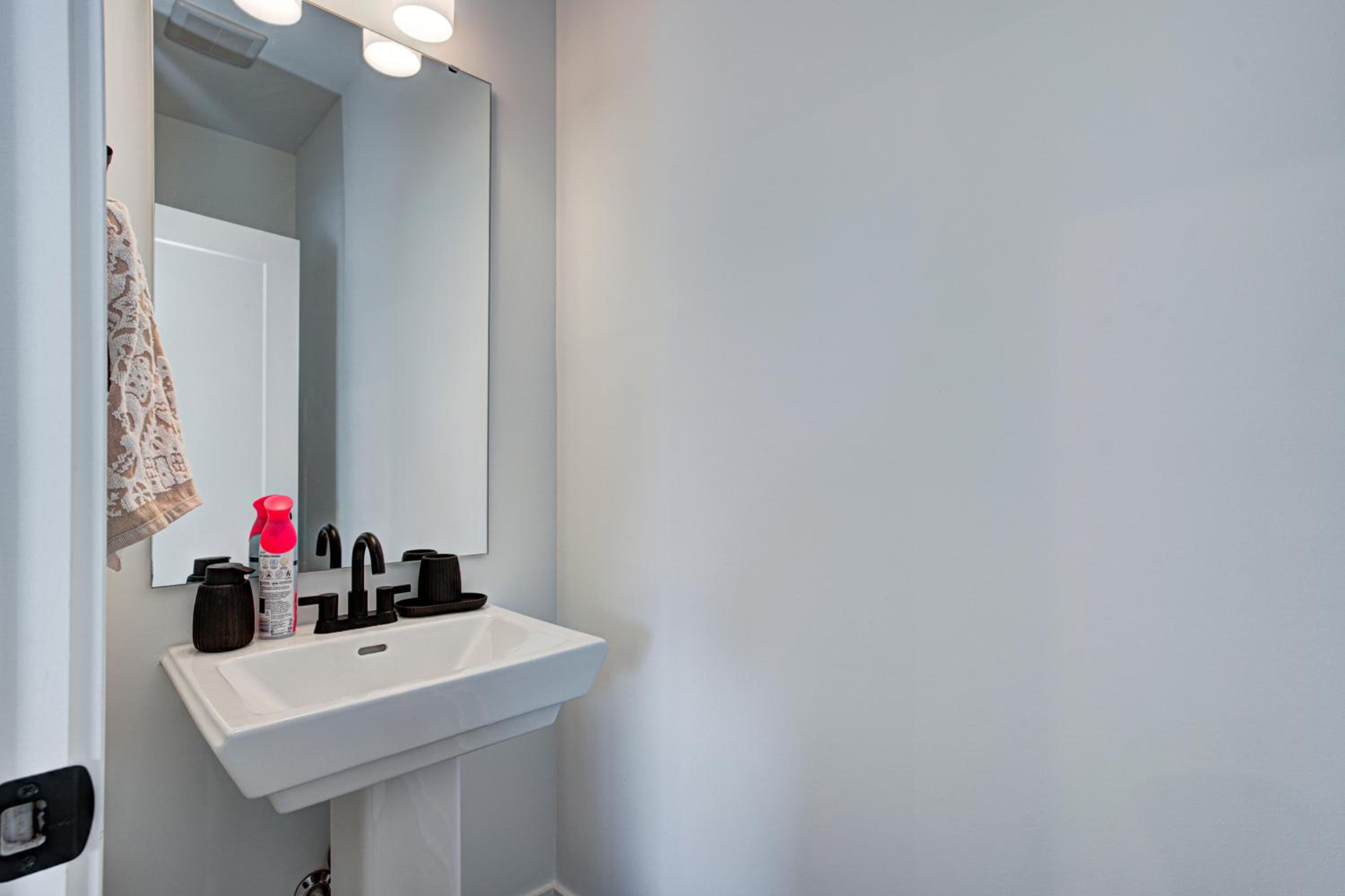 Downtown 1 mi Sleeps 6 wRooftop 3BR 4BED New built Modern Stylish Luxury