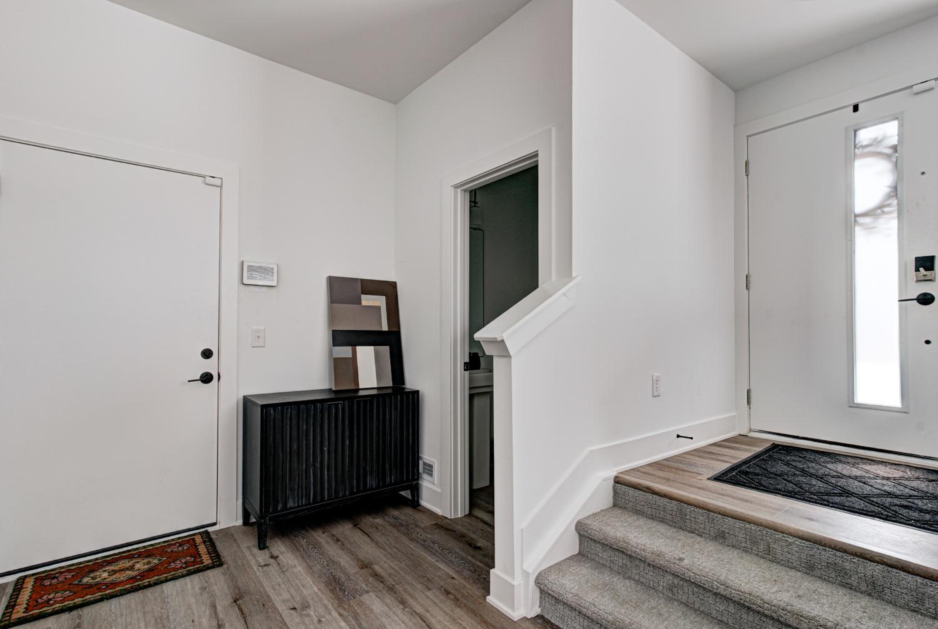 Downtown 1 mi Sleeps 6 wRooftop 3BR 4BED New built Modern Stylish Luxury
