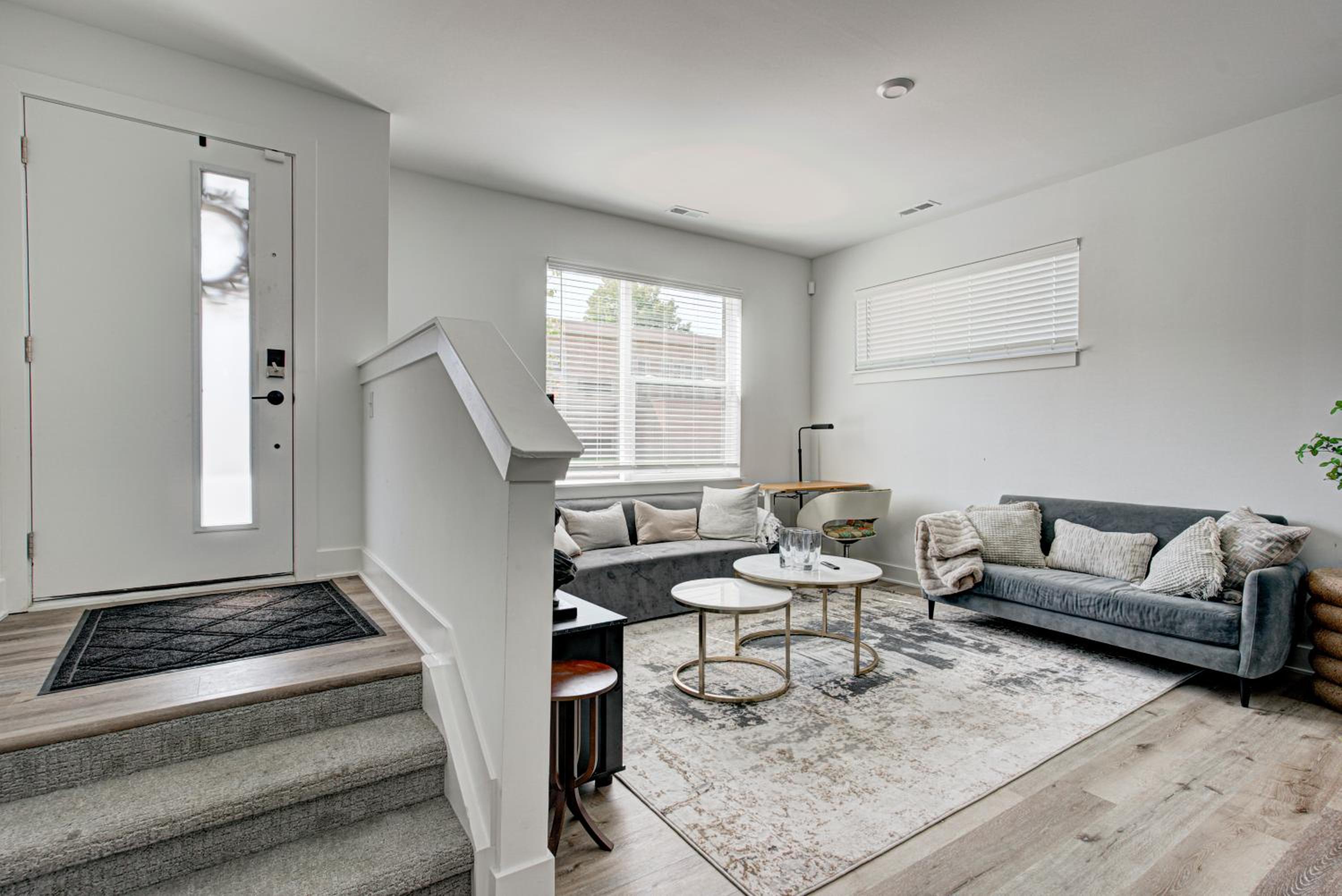 Downtown 1 mi Sleeps 6 wRooftop 3BR 4BED New built Modern Stylish Luxury