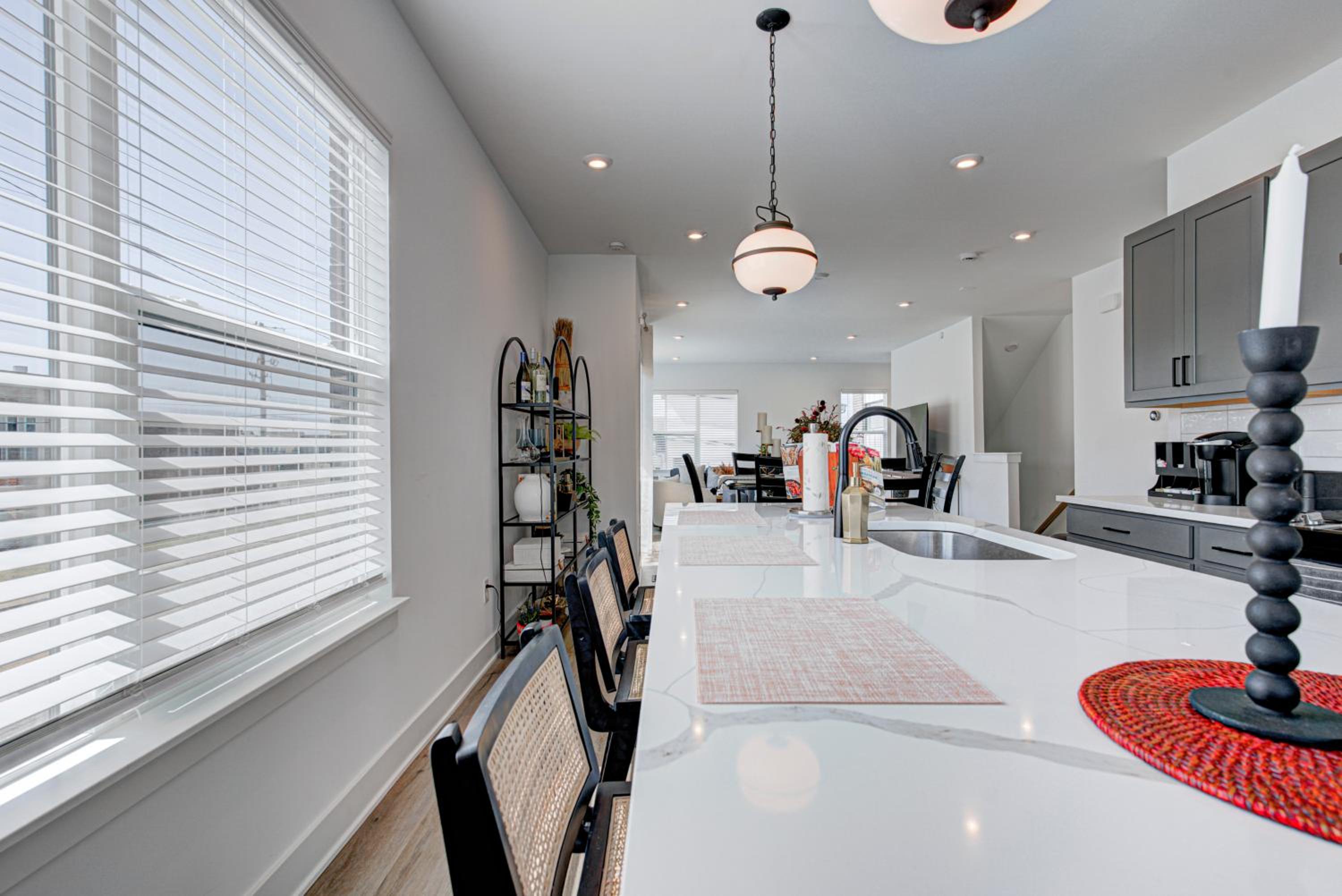 Downtown 1 mi Sleeps 6 wRooftop 3BR 4BED New built Modern Stylish Luxury
