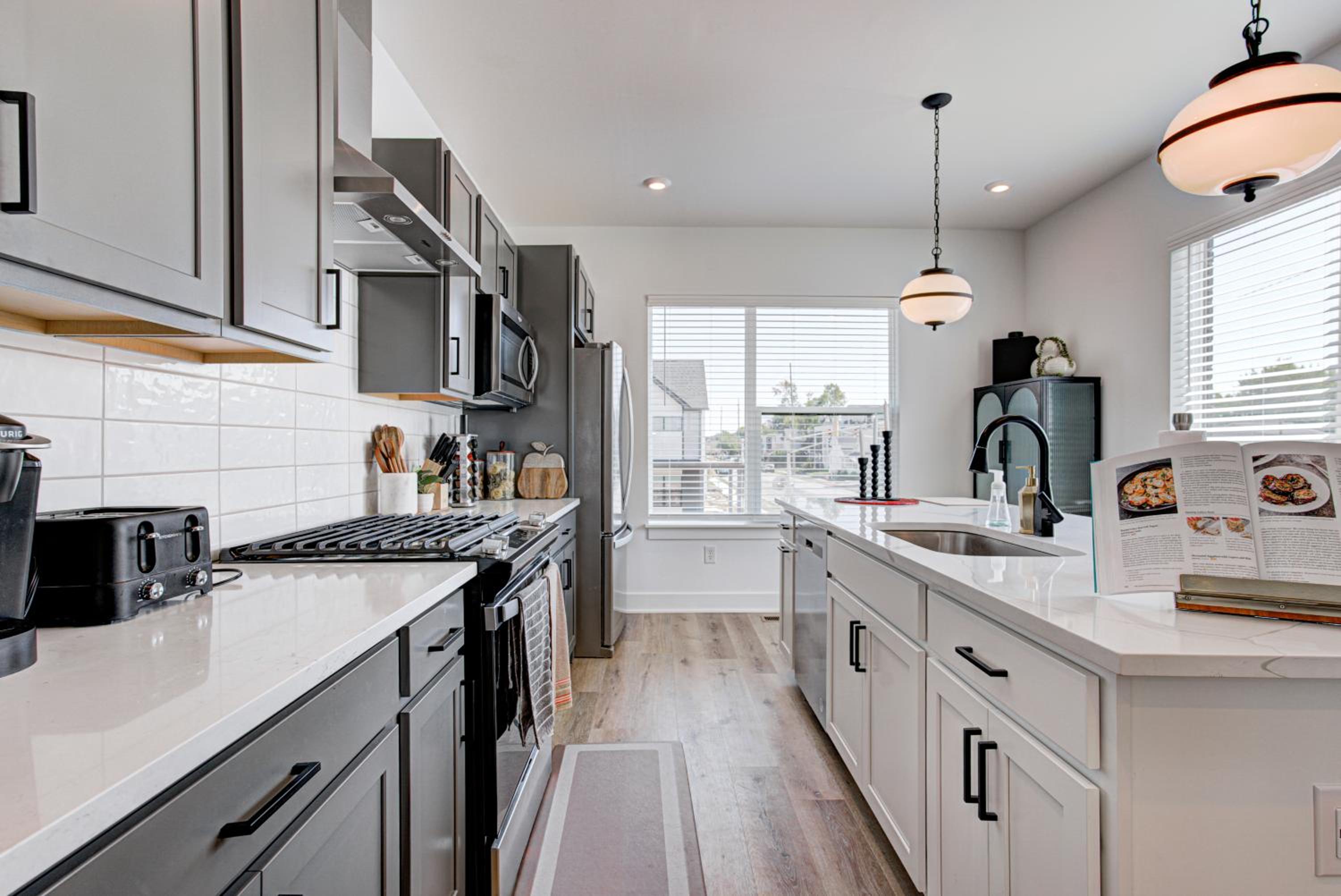 Downtown 1 mi Sleeps 6 wRooftop 3BR 4BED New built Modern Stylish Luxury