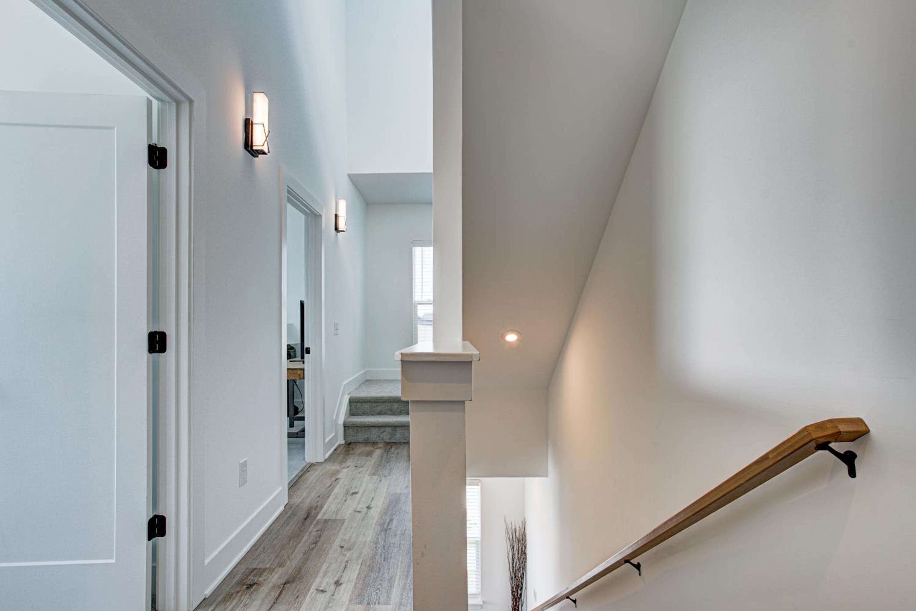 Downtown 1 mi Sleeps 6 wRooftop 3BR 4BED New built Modern Stylish Luxury