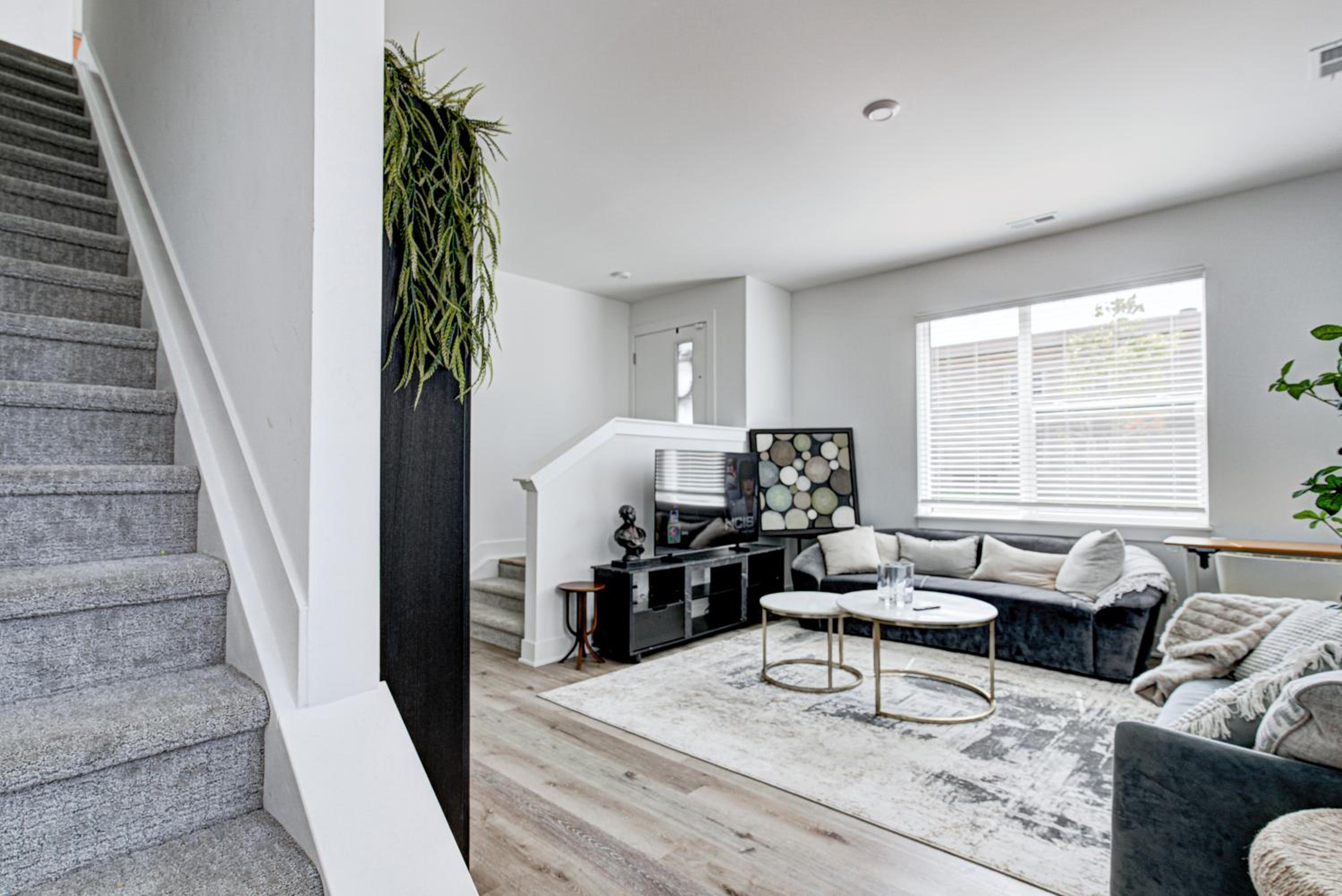 Downtown 1 mi Sleeps 6 wRooftop 3BR 4BED New built Modern Stylish Luxury