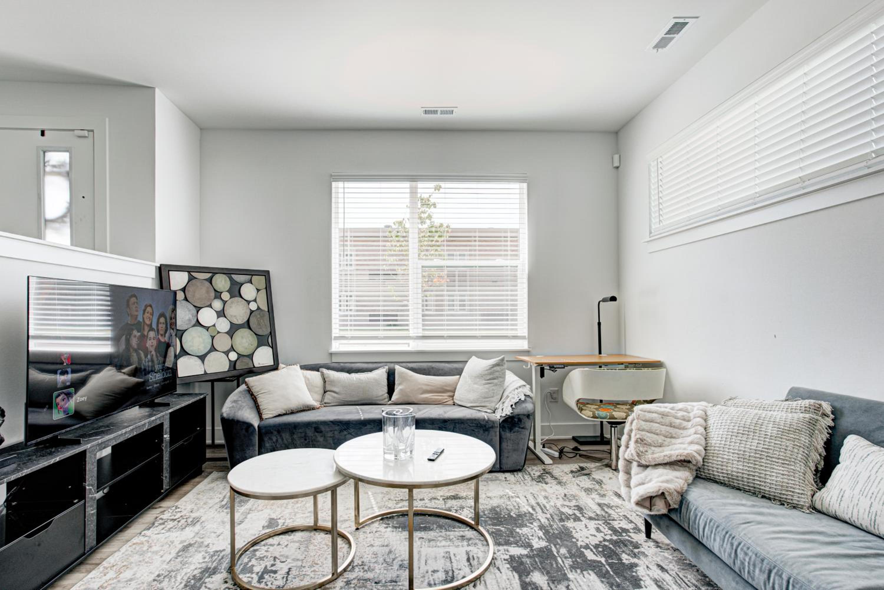 Downtown 1 mi Sleeps 6 wRooftop 3BR 4BED New built Modern Stylish Luxury