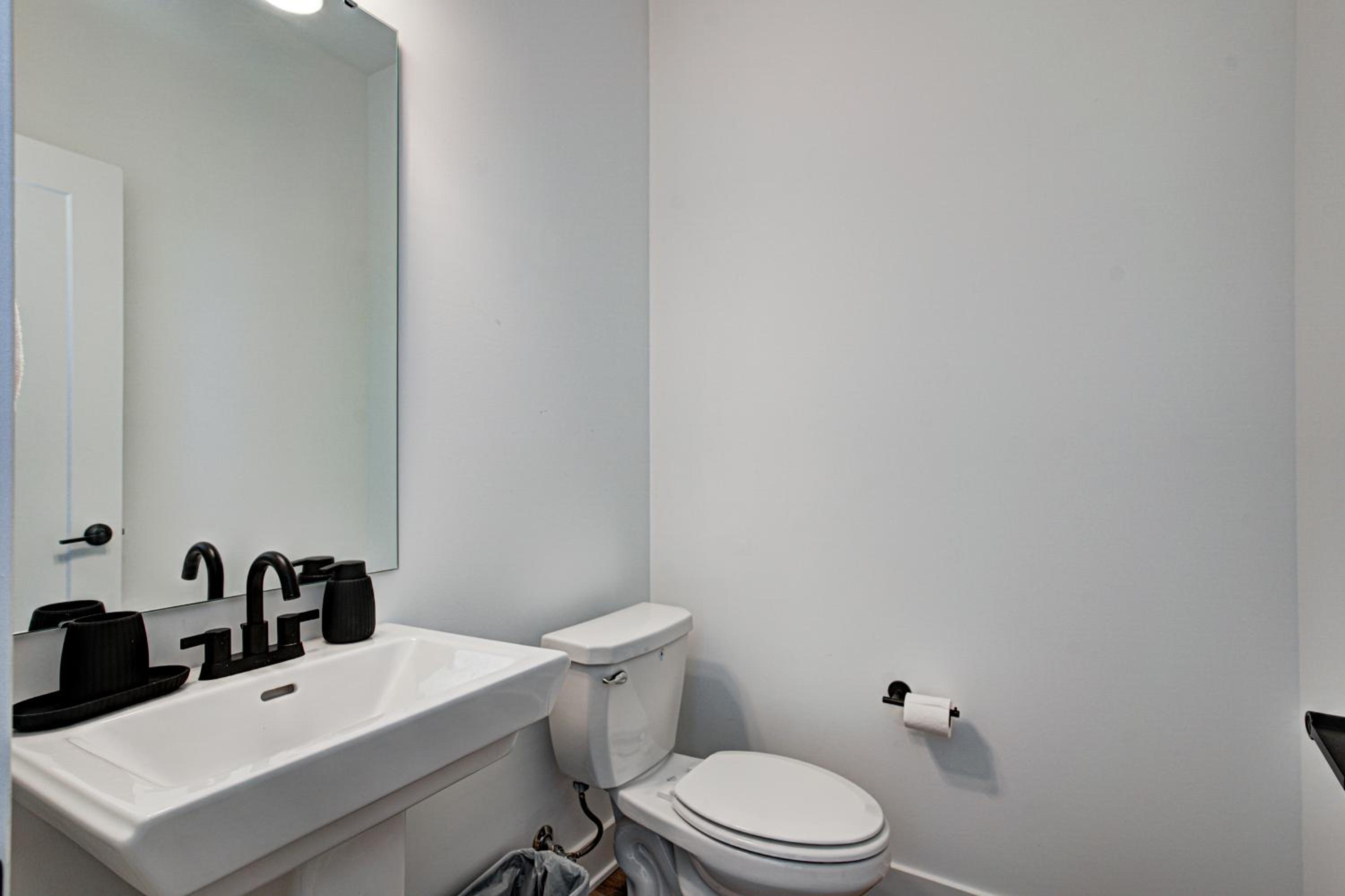 Downtown 1 mi Sleeps 6 wRooftop 3BR 4BED New built Modern Stylish Luxury