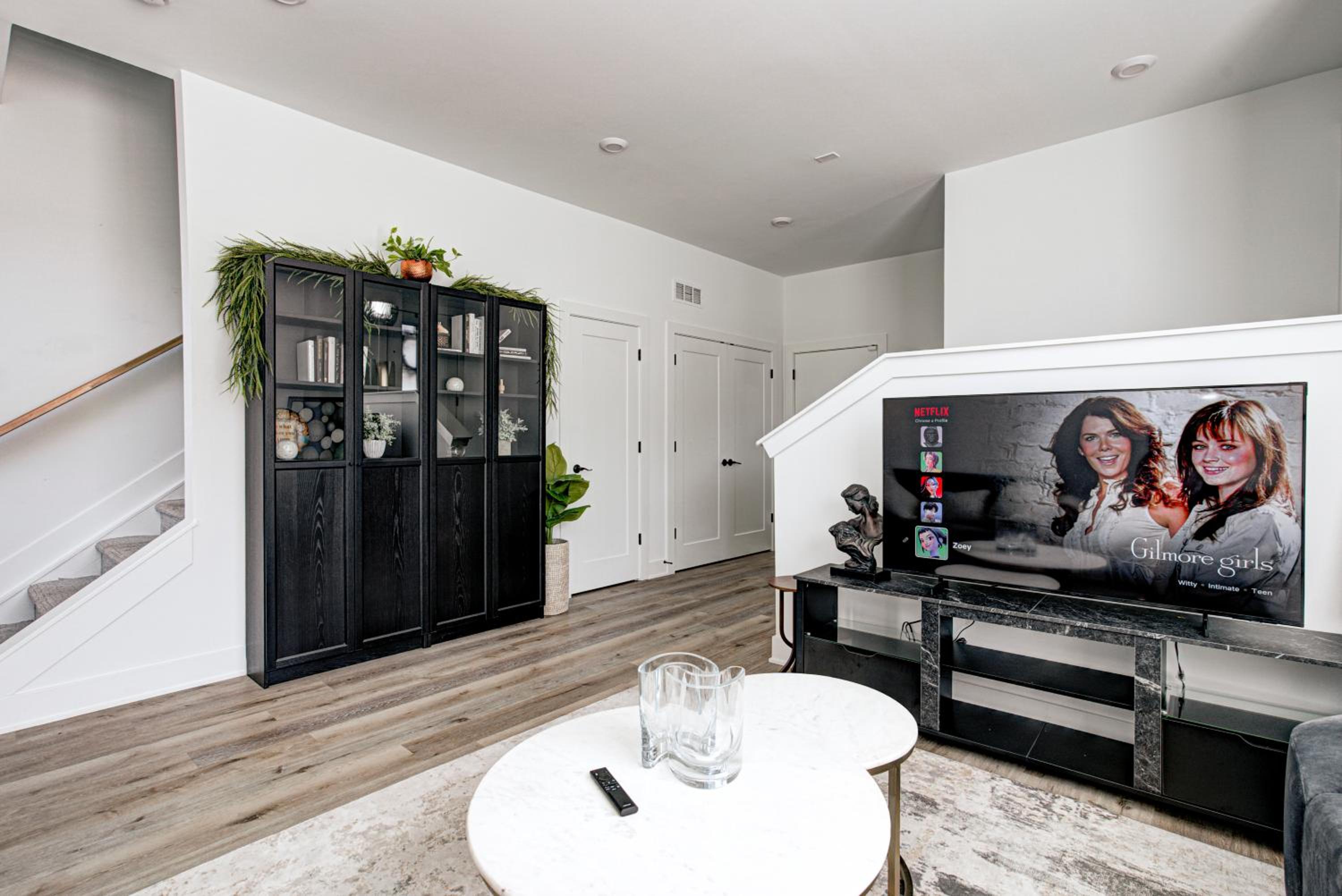 Downtown 1 mi Sleeps 6 wRooftop 3BR 4BED New built Modern Stylish Luxury