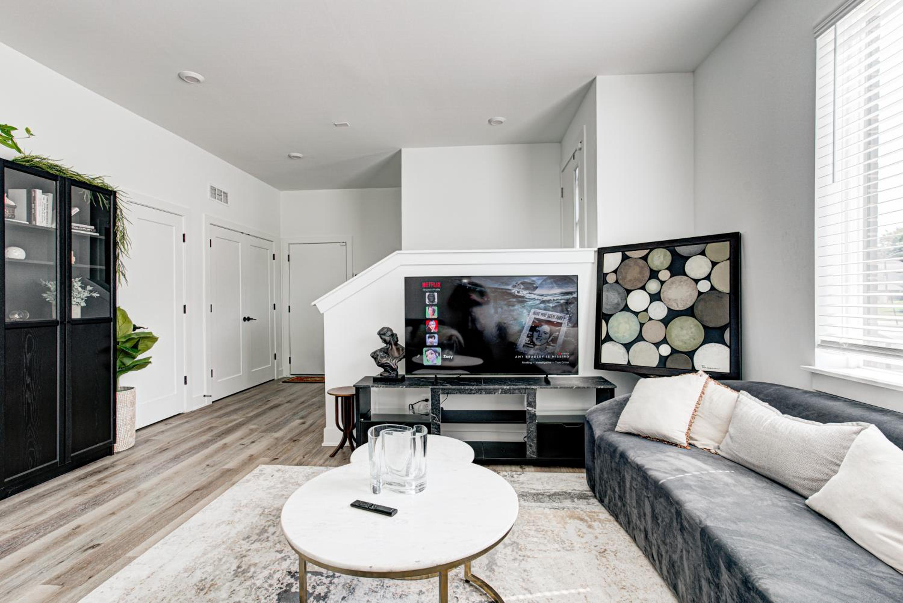Downtown 1 mi Sleeps 6 wRooftop 3BR 4BED New built Modern Stylish Luxury