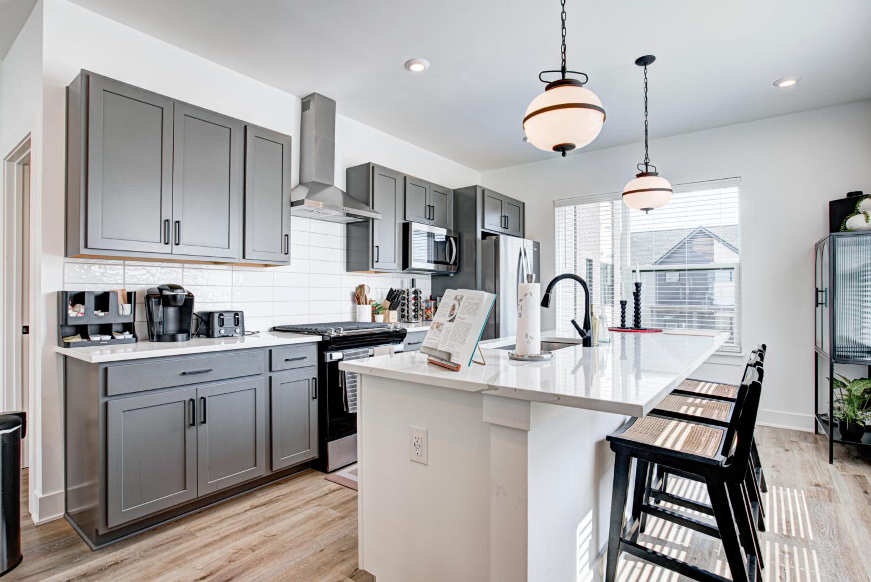 Downtown 1 mi Sleeps 6 wRooftop 3BR 4BED New built Modern Stylish Luxury