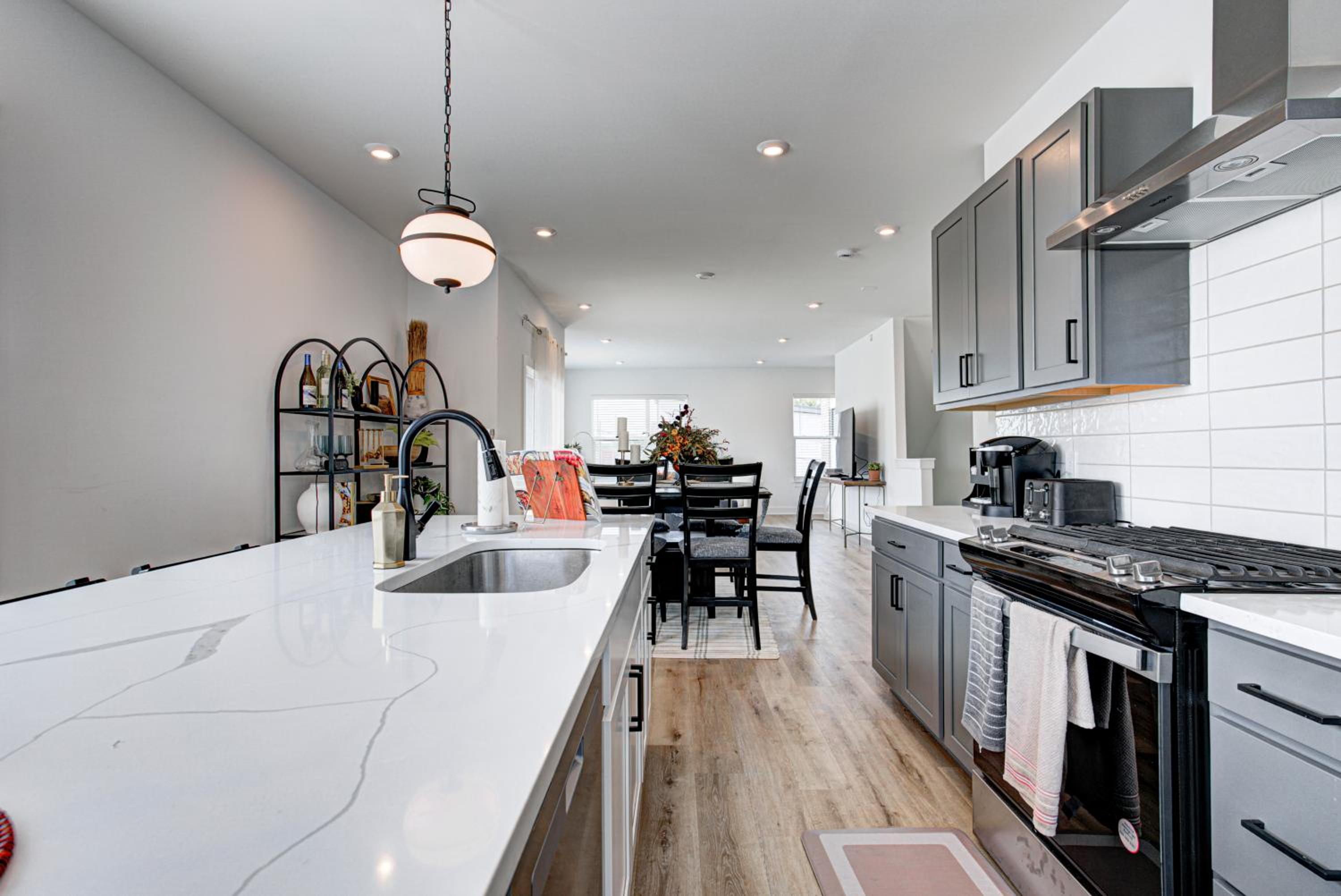 Downtown 1 mi Sleeps 6 wRooftop 3BR 4BED New built Modern Stylish Luxury