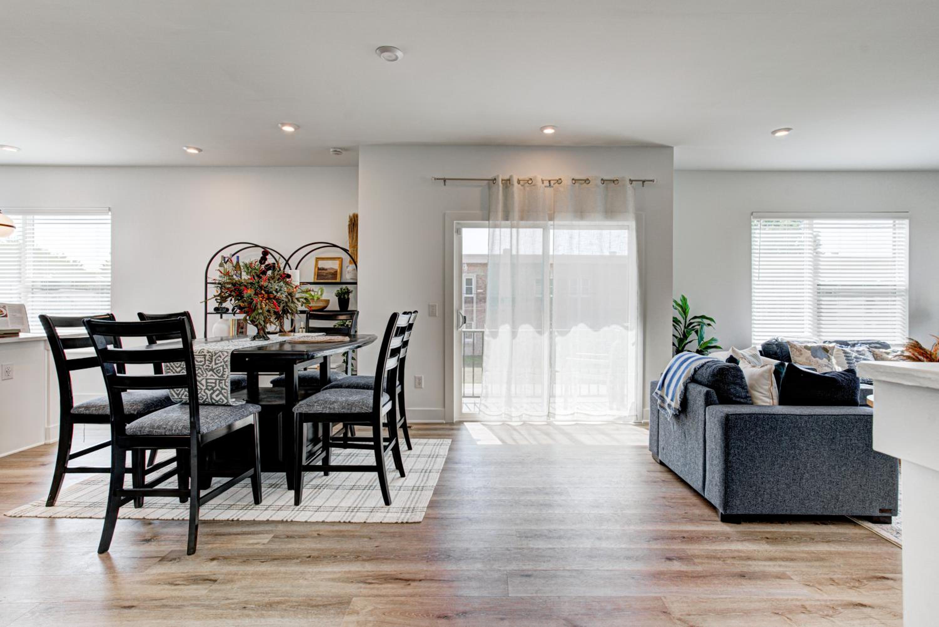 Downtown 1 mi Sleeps 6 wRooftop 3BR 4BED New built Modern Stylish Luxury