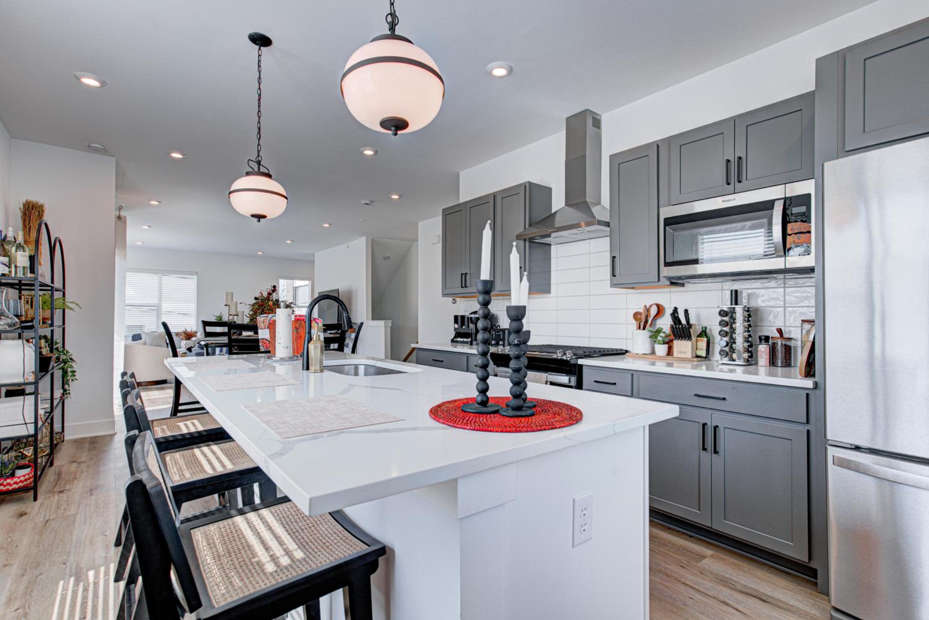 Downtown 1 mi Sleeps 6 wRooftop 3BR 4BED New built Modern Stylish Luxury