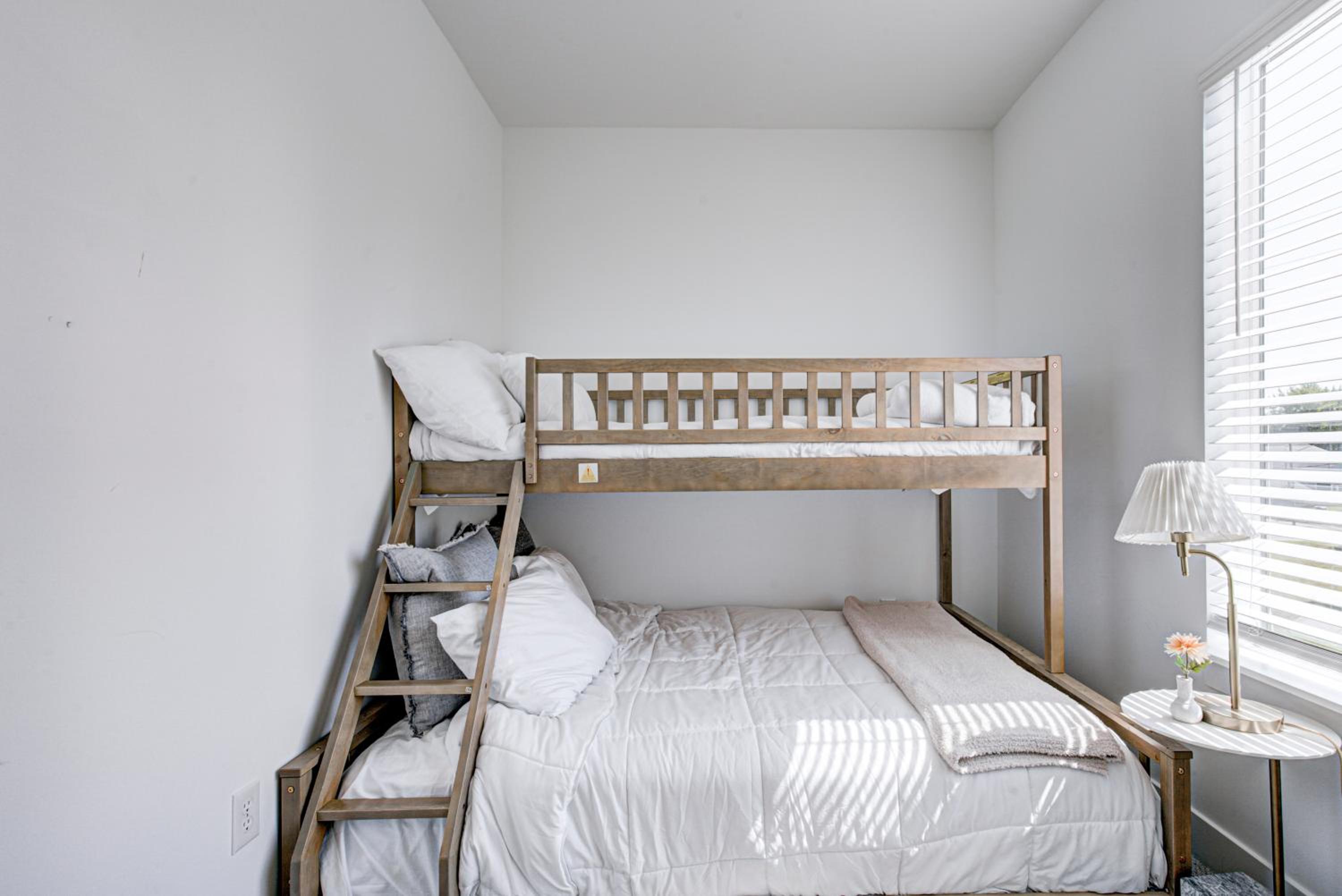 Downtown 1 mi Sleeps 6 wRooftop 3BR 4BED New built Modern Stylish Luxury
